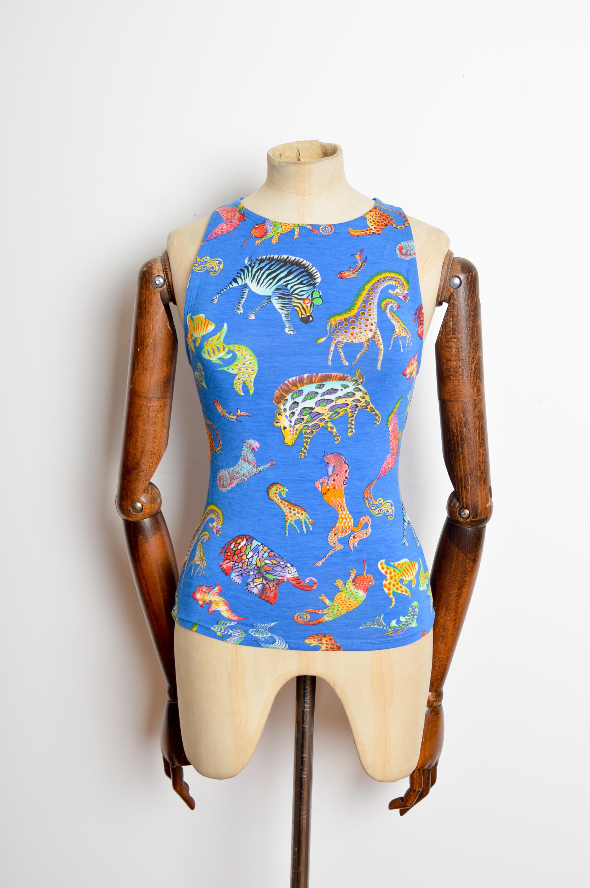 Fun 1990's Gianni Versace Bunte Tier Cartoon Shirt & Tank Top Set (Blau) im Angebot