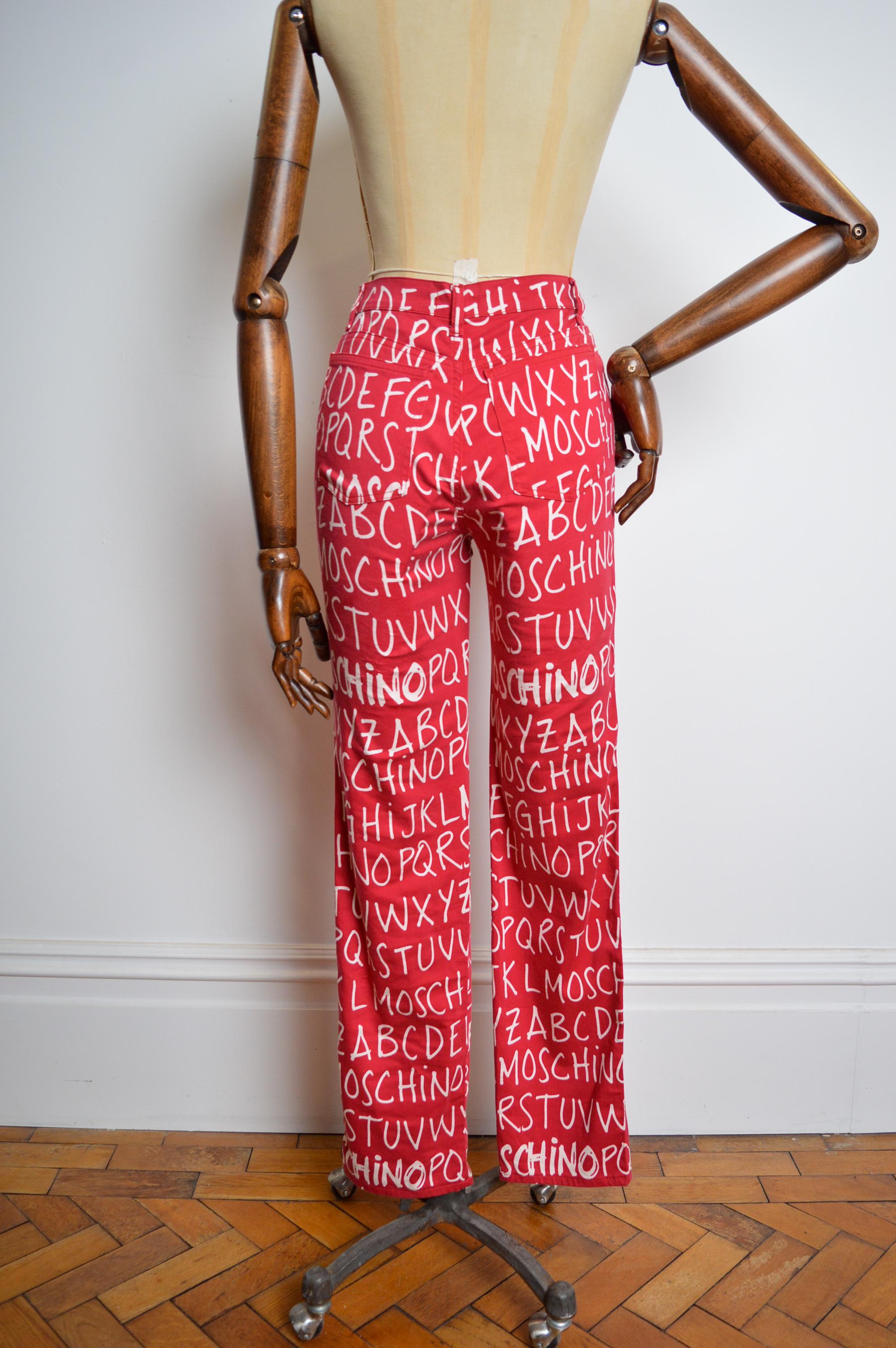 Fun 2000er Moschino Hose mit hoher Taille und rot-weißem Alphabetbuchstabendruck und alphabetischem Buchstabendruck im Angebot 5