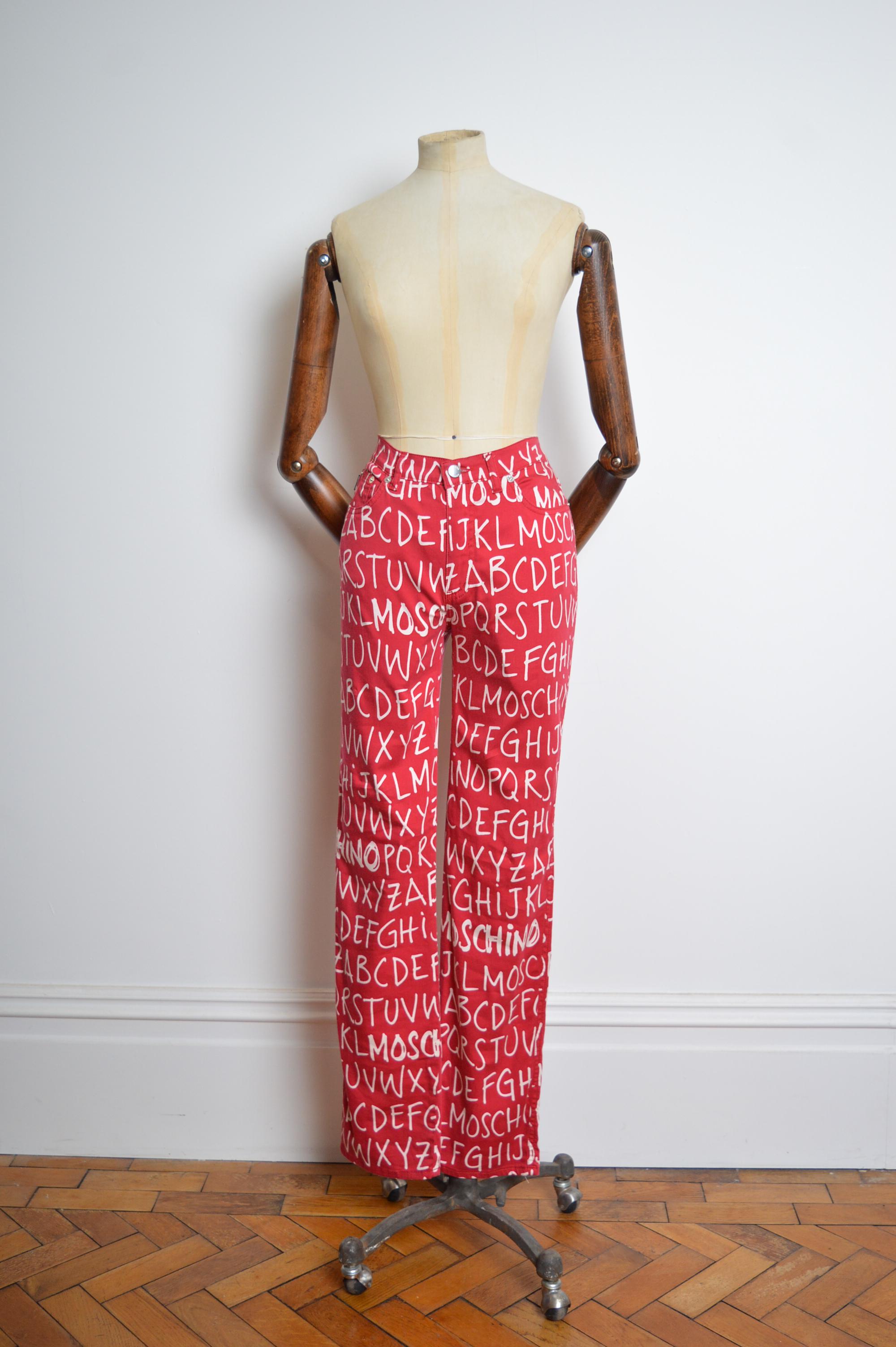 Fun 2000s Moschino Rot & Weiß Alphabet Druck Hose Hose.
GEFERTIGT IN ITALIEN.
Reißverschluss und Knopfverschluss. Klassisches 4-Taschen-Design.
Dehnbares MATERIAL aus Baumwolle / Archival Print.
Taille; 29