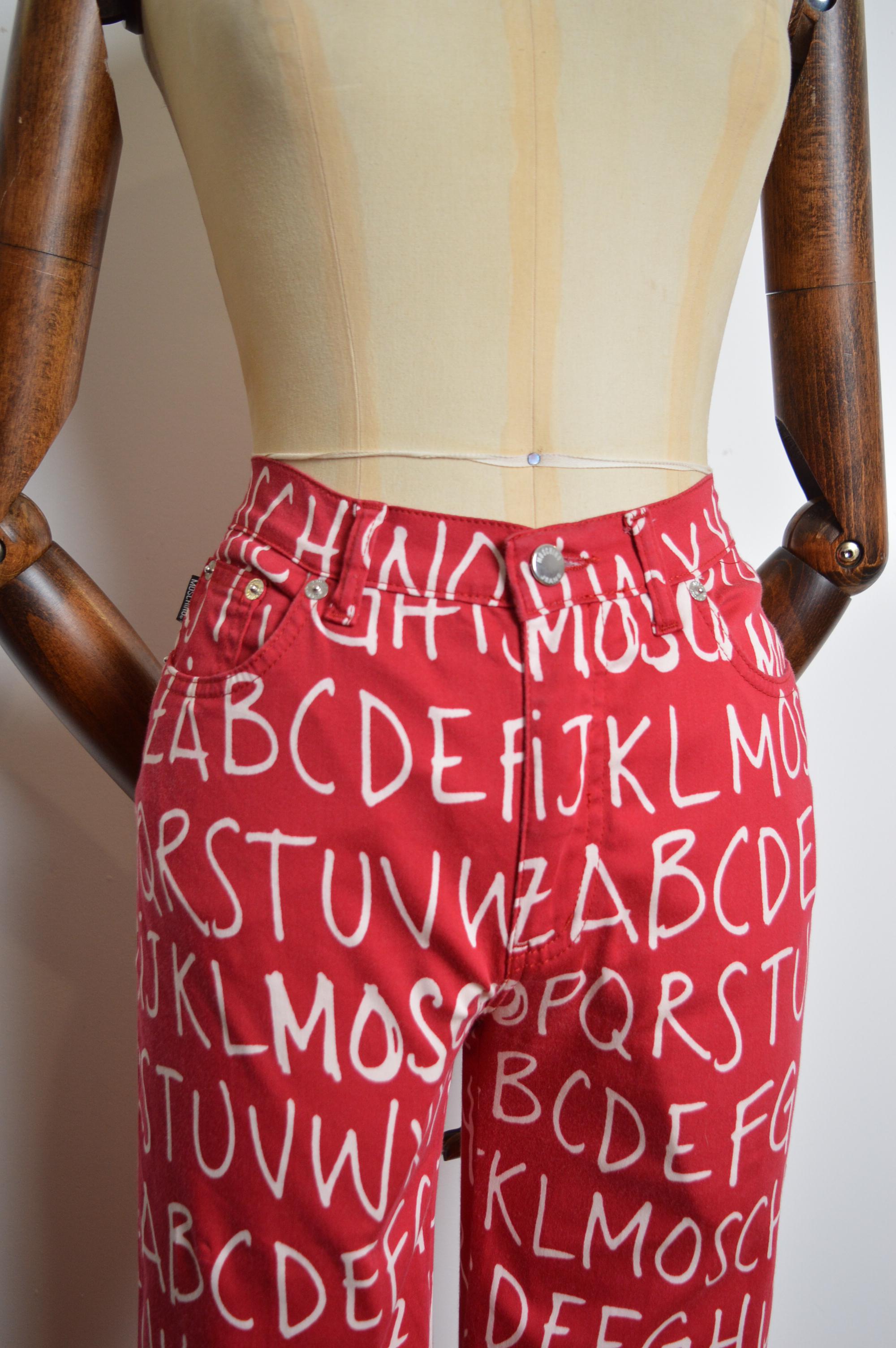 Fun 2000er Moschino Hose mit hoher Taille und rot-weißem Alphabetbuchstabendruck und alphabetischem Buchstabendruck im Zustand „Gut“ im Angebot in Sheffield, GB