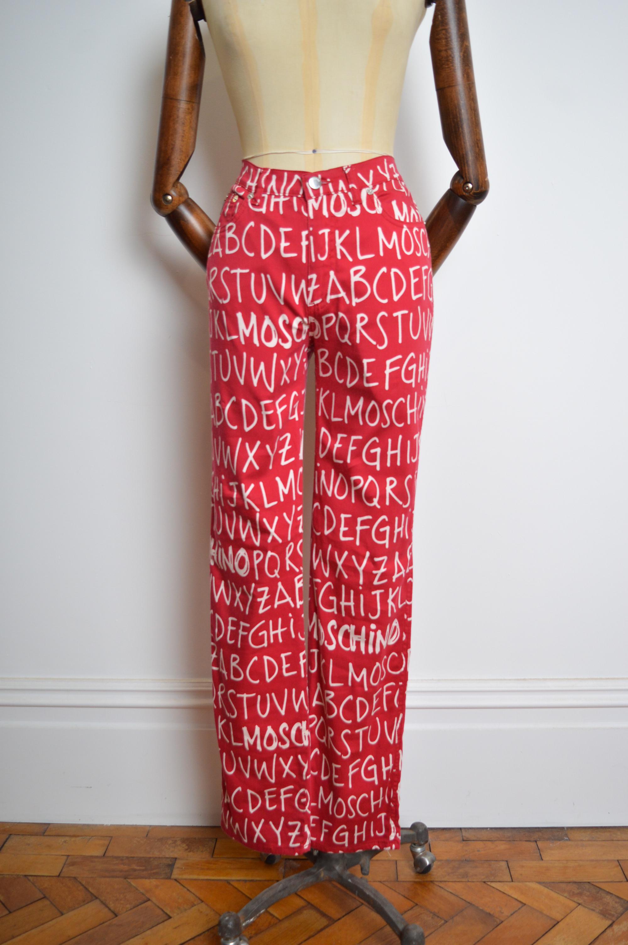 Fun 2000er Moschino Hose mit hoher Taille und rot-weißem Alphabetbuchstabendruck und alphabetischem Buchstabendruck Damen im Angebot