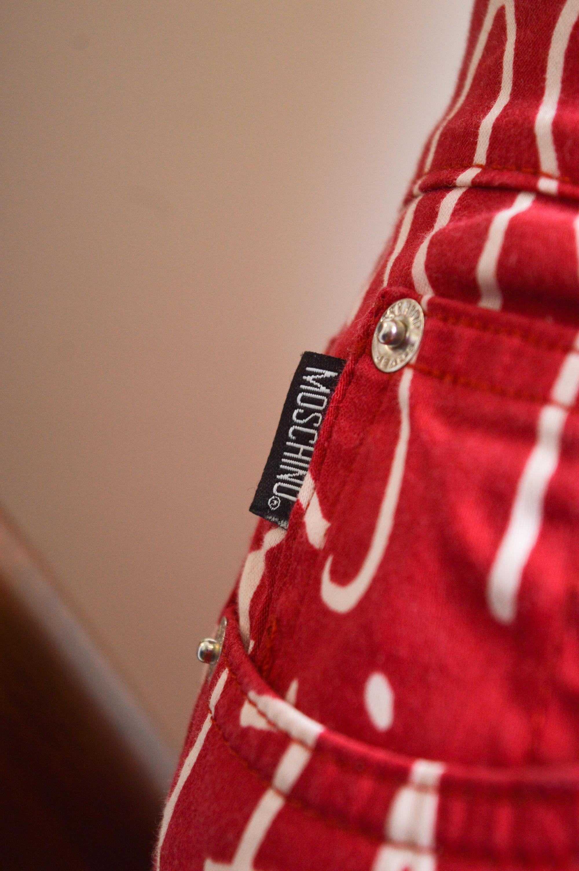 Fun 2000er Moschino Hose mit hoher Taille und rot-weißem Alphabetbuchstabendruck und alphabetischem Buchstabendruck im Angebot 2