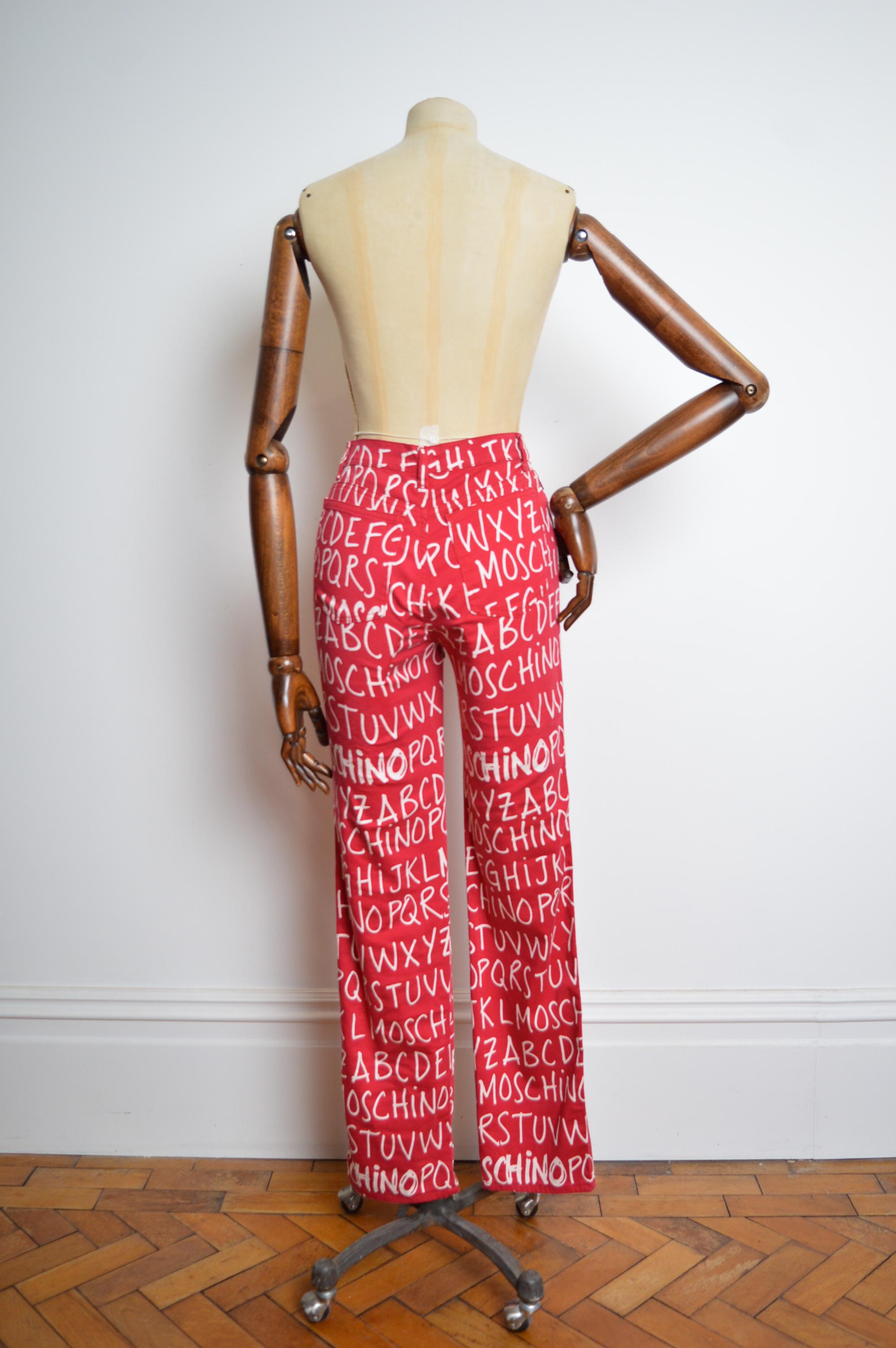 Fun 2000er Moschino Hose mit hoher Taille und rot-weißem Alphabetbuchstabendruck und alphabetischem Buchstabendruck im Angebot 4