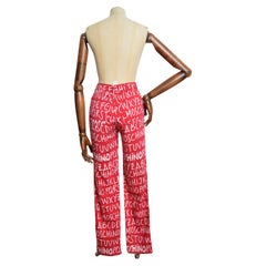 Divertente pantalone a vita alta anni 2000 Moschino rosso e bianco con stampa di lettere dell'alfabeto