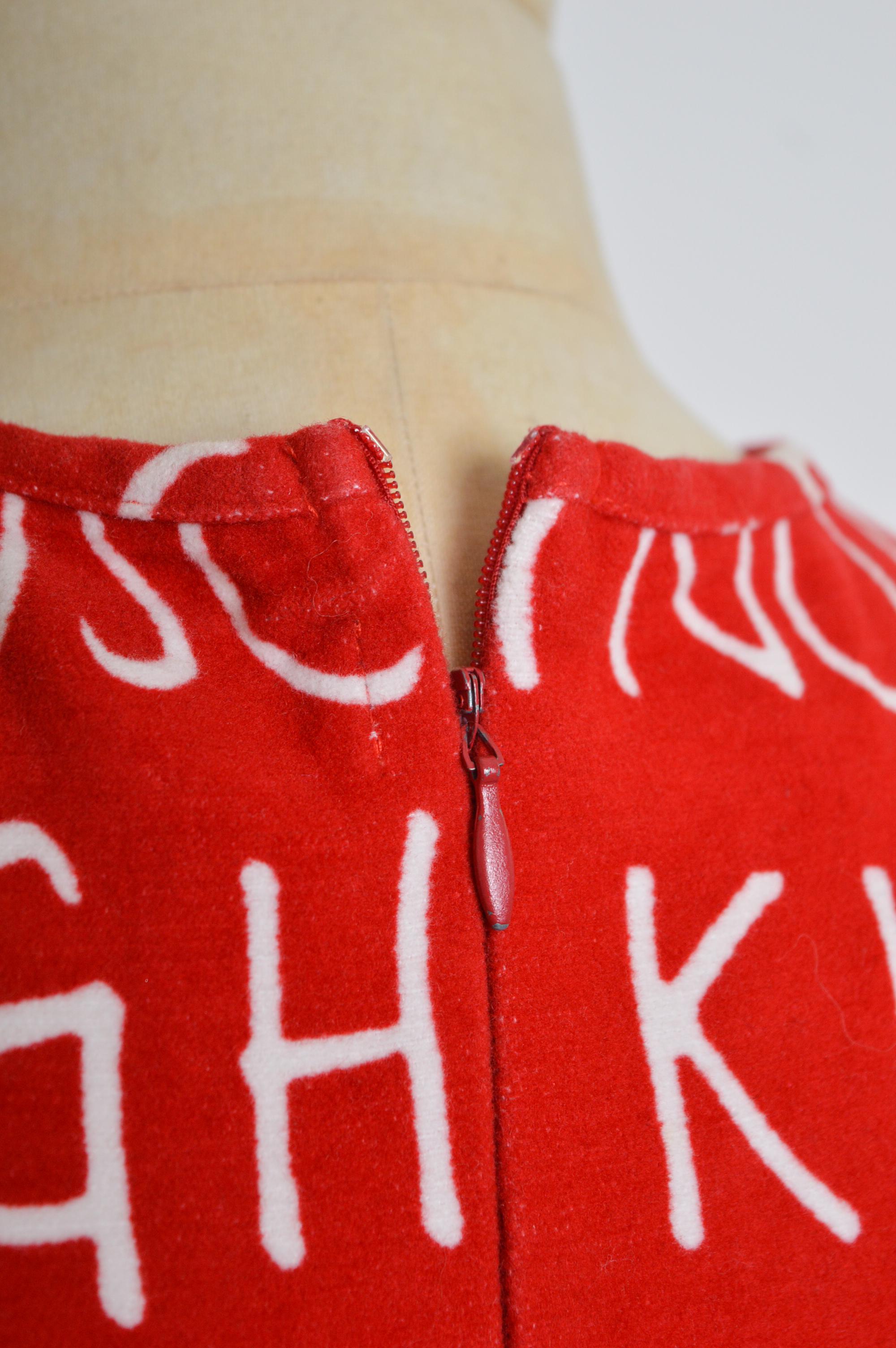 Mini-robe Moschino des années 2000 imprimée de lettres d'alphabet rouges et blanches en vente 5