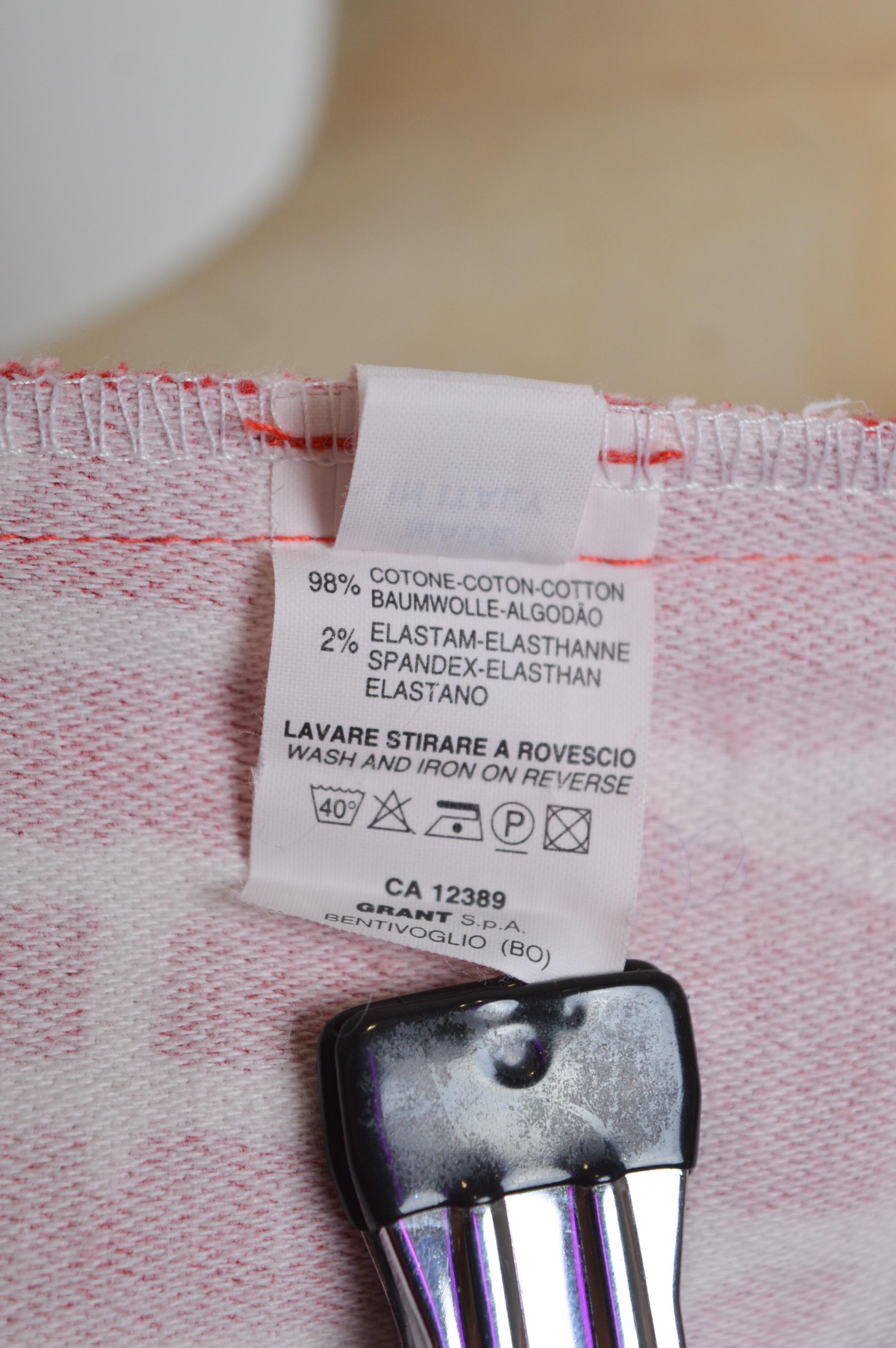 Mini-robe Moschino des années 2000 imprimée de lettres d'alphabet rouges et blanches en vente 6