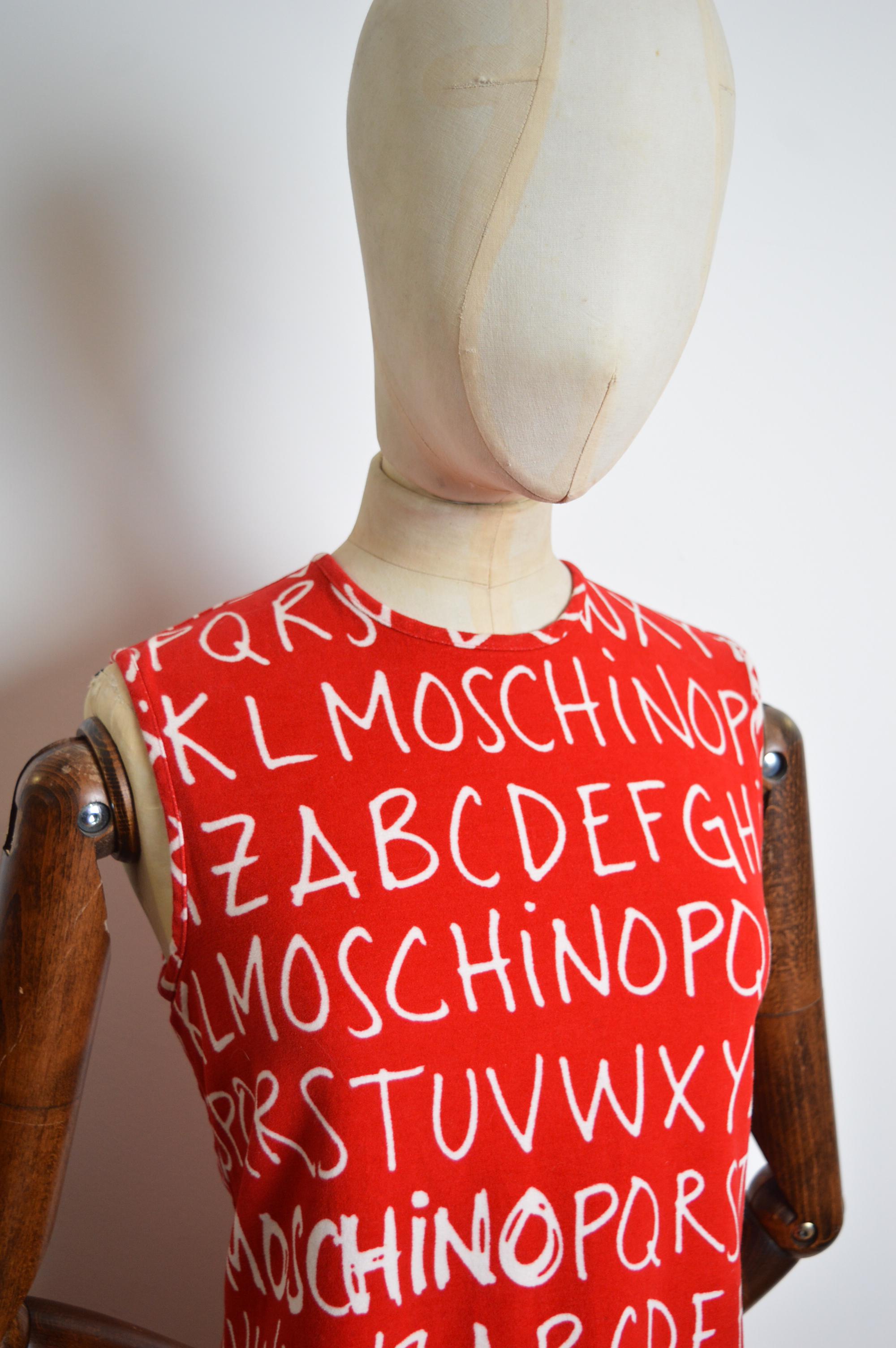 Fun 2000s Moschino Red & White alphabet print shift mini dress
FABRIQUÉ EN ITALIE. 
Encolure arrondie, fermeture éclair dissimulée sur le côté, imprimé d'archives Moschino, matière douce et extensible.
De la fosse à la fosse ; 18