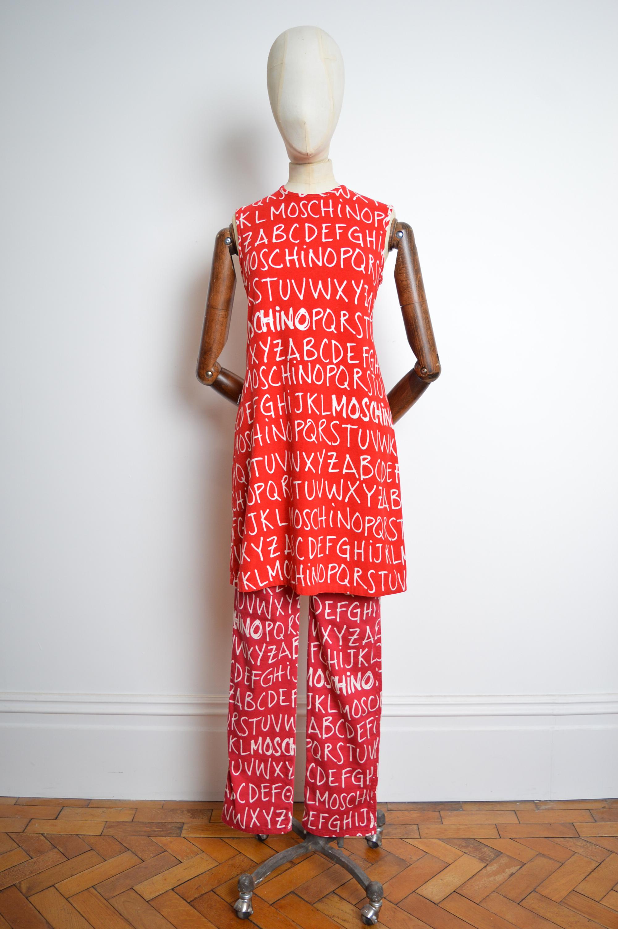 Rouge Mini-robe Moschino des années 2000 imprimée de lettres d'alphabet rouges et blanches en vente