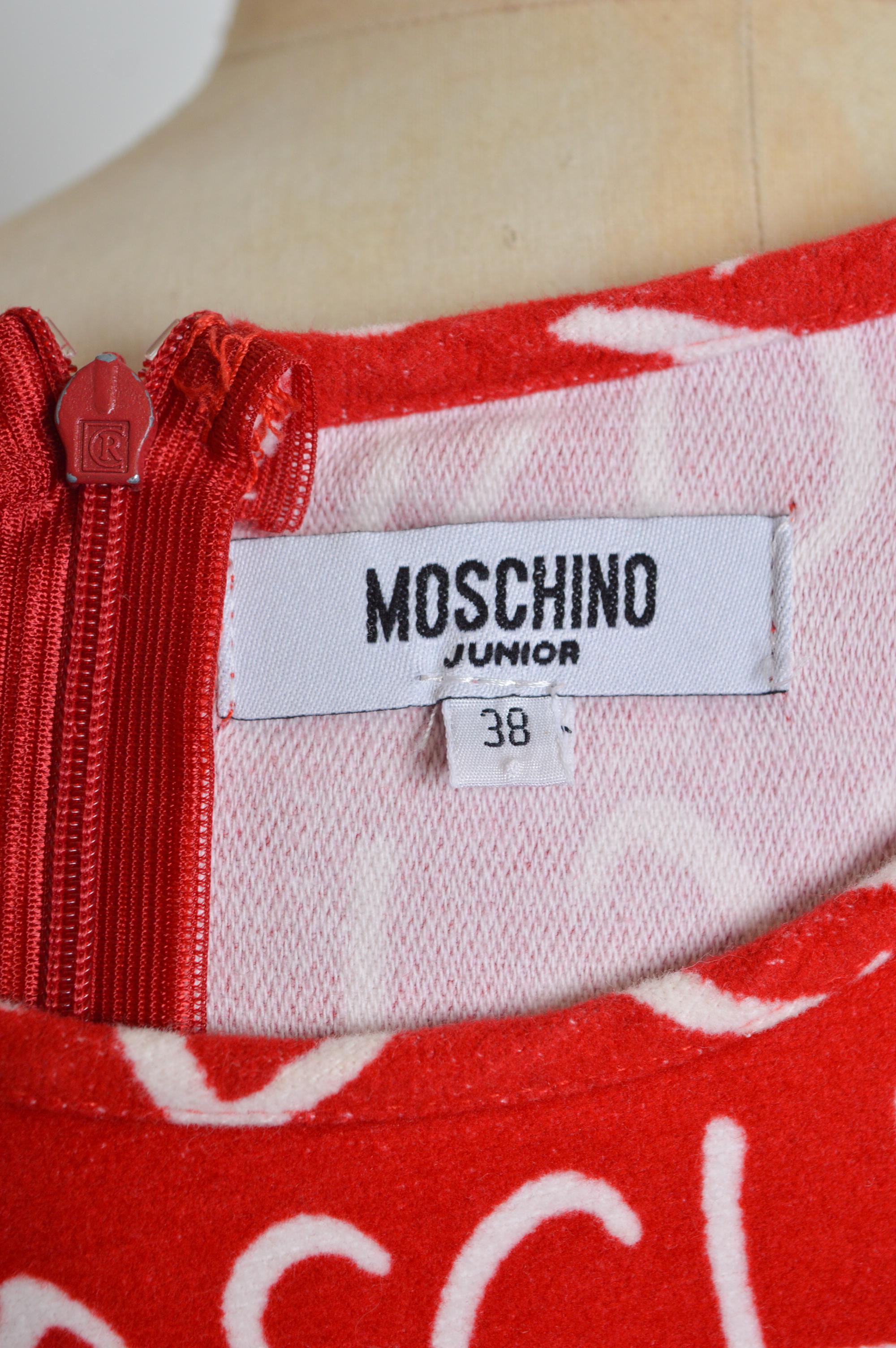 Mini-robe Moschino des années 2000 imprimée de lettres d'alphabet rouges et blanches Bon état - En vente à Sheffield, GB