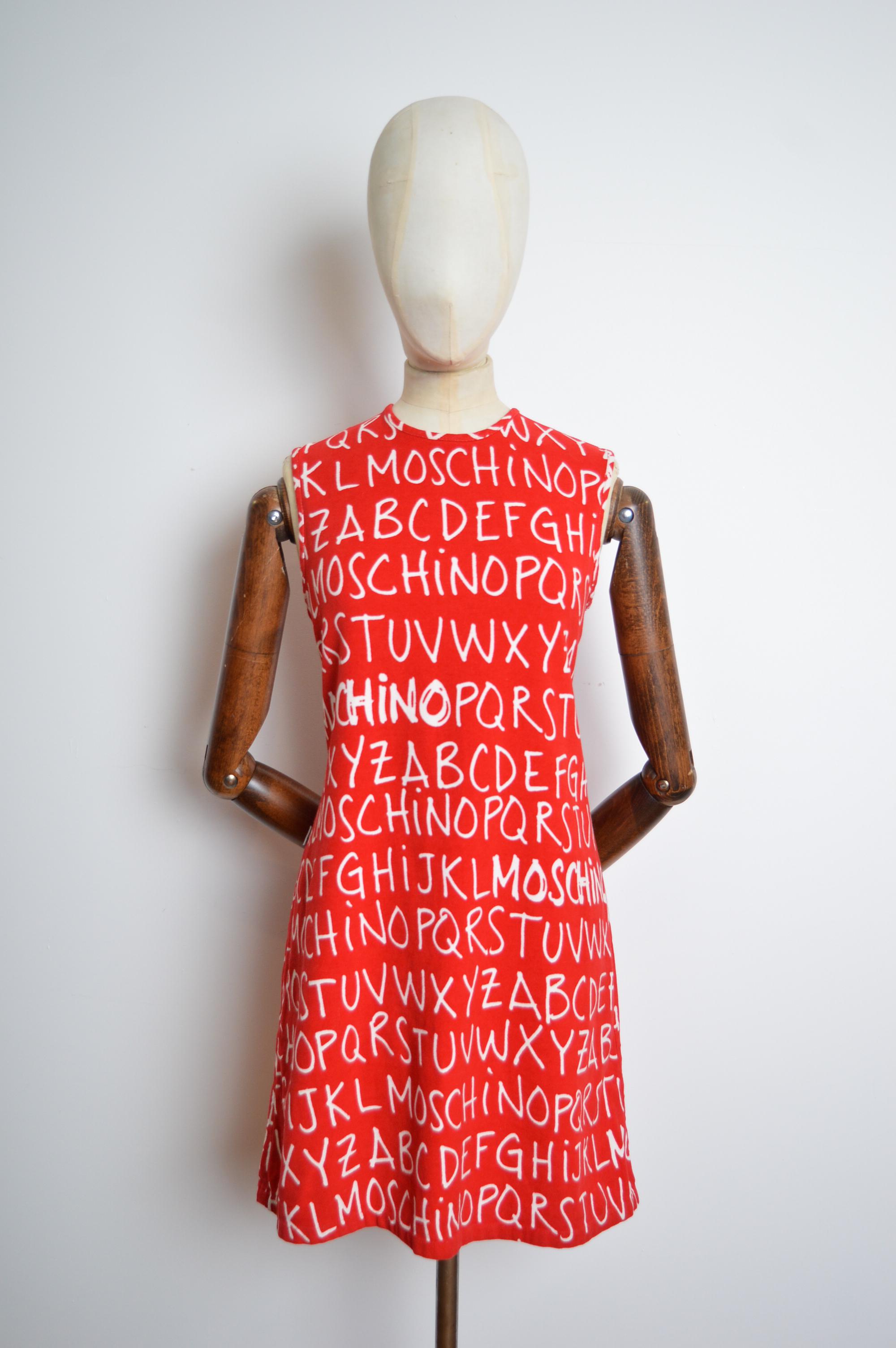 Mini-robe Moschino des années 2000 imprimée de lettres d'alphabet rouges et blanches Pour femmes en vente