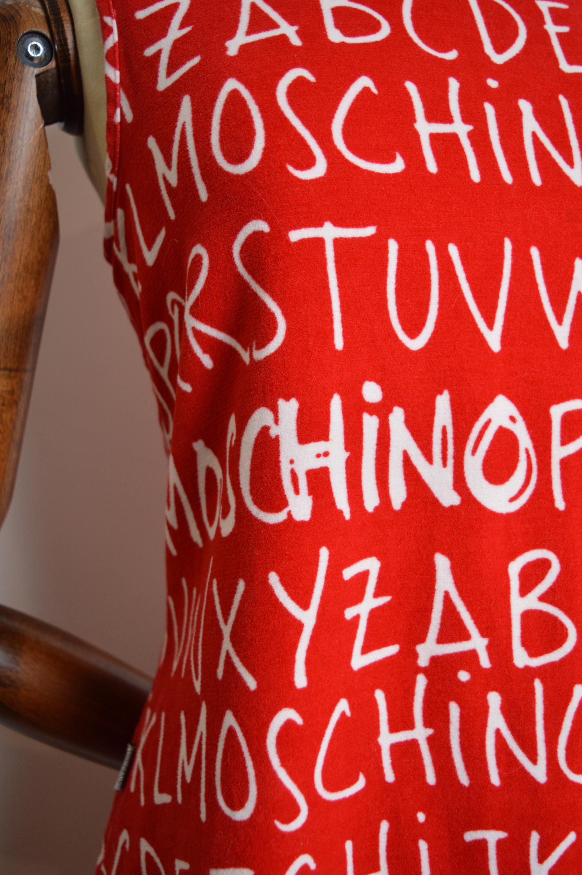 Mini-robe Moschino des années 2000 imprimée de lettres d'alphabet rouges et blanches en vente 1