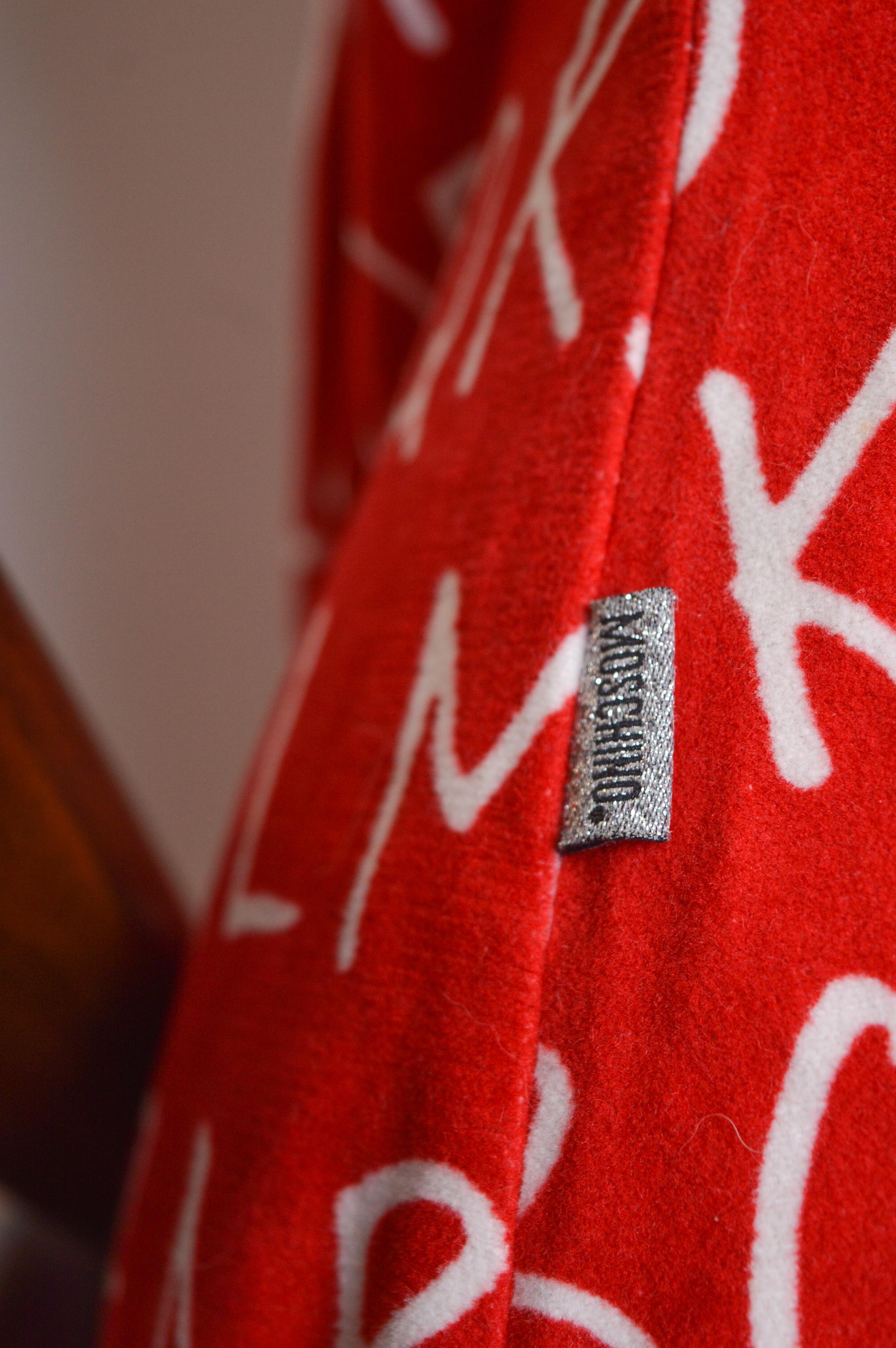 Mini-robe Moschino des années 2000 imprimée de lettres d'alphabet rouges et blanches en vente 3