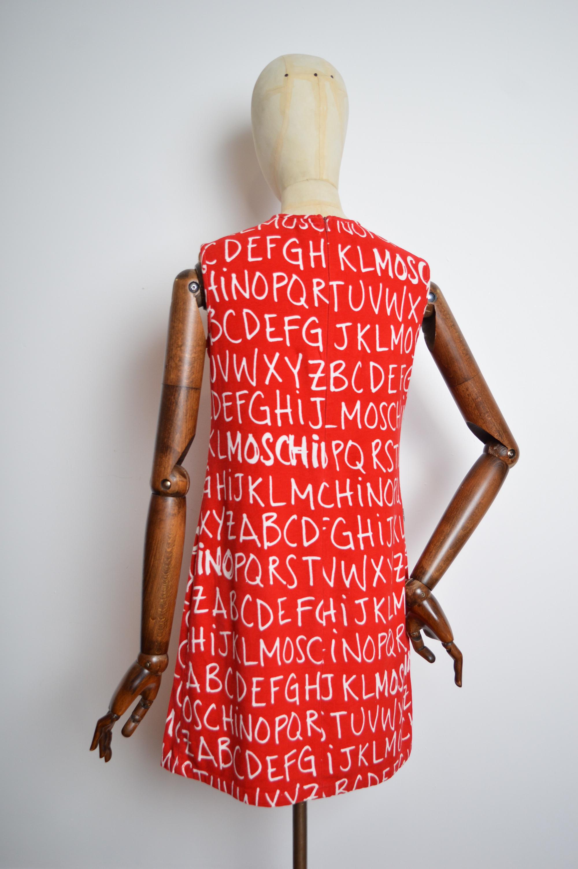 Mini-robe Moschino des années 2000 imprimée de lettres d'alphabet rouges et blanches en vente 4