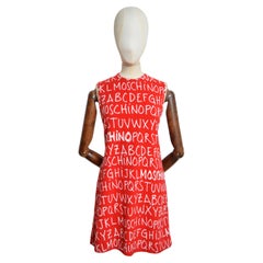 Divertido mini vestido Moschino rojo y blanco con estampado de letras del alfabeto