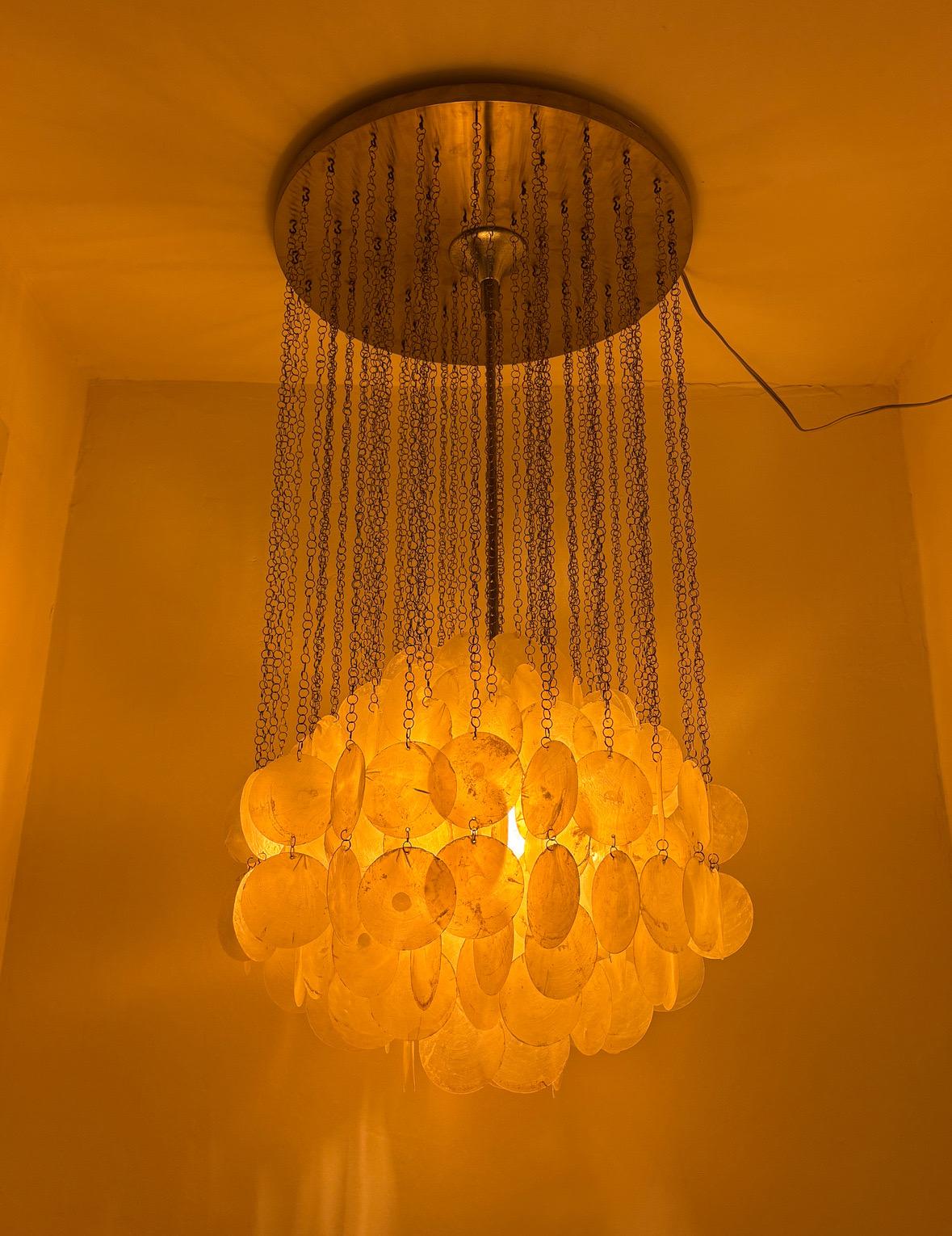 Questa lampada a sospensione Early Fun 4DM di Verner Panton, realizzata negli anni '60 da Lüber Switzerland, cattura la magia della visione di Panton in una scala più intima. Fili sospesi di dischi di madreperla brillano dolcemente, riflettendo la