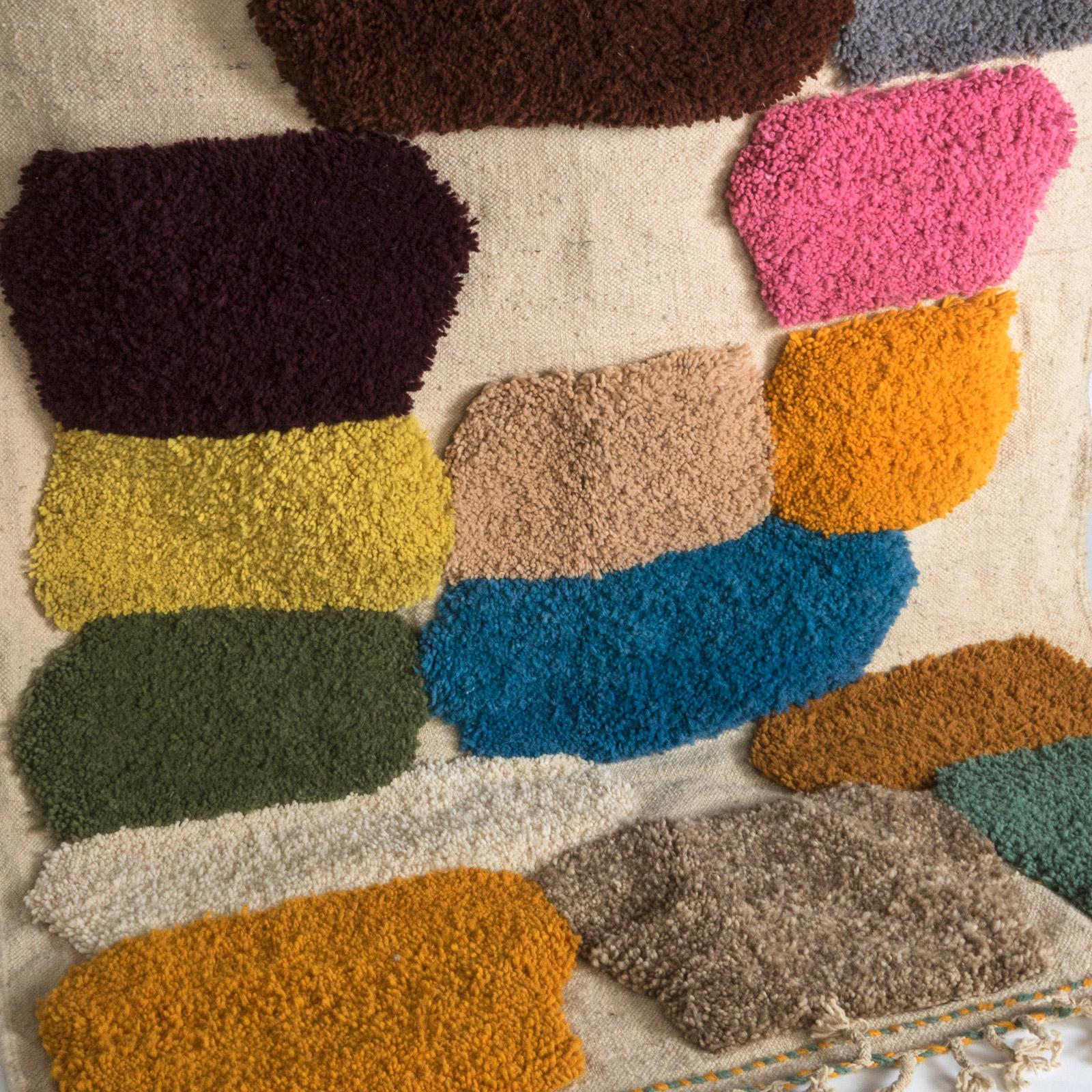 Transformez votre espace de vie avec le charme distinctif de ce tapis marocain vintage des années 1970. Polyvalent dans son design, ce tapis peut être élégamment exposé sur le sol ou accroché comme un chef-d'œuvre artistique sur votre mur.

Ce