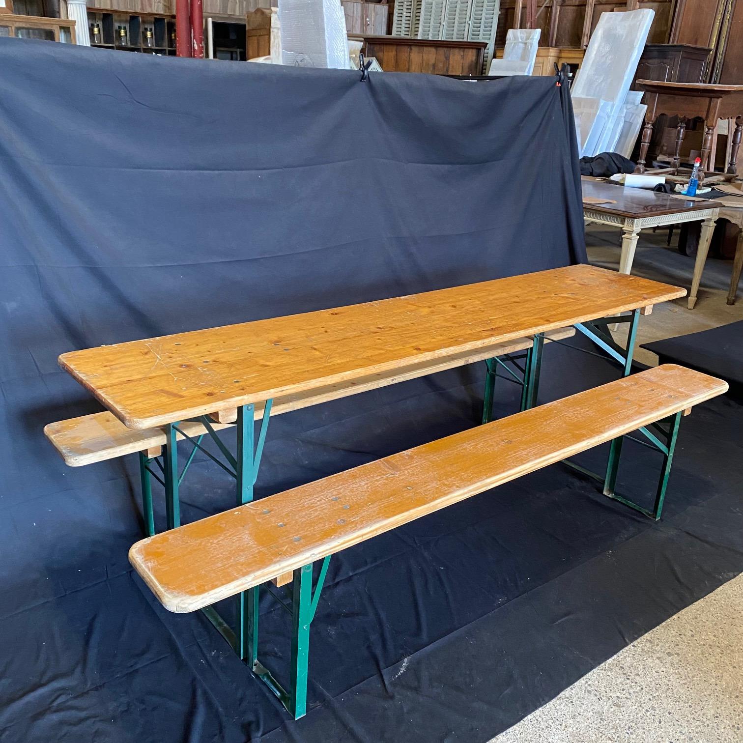 Fun Authentic Vintage Collapsible German Beer Garden Table and Bench Set Bon état - En vente à Hopewell, NJ