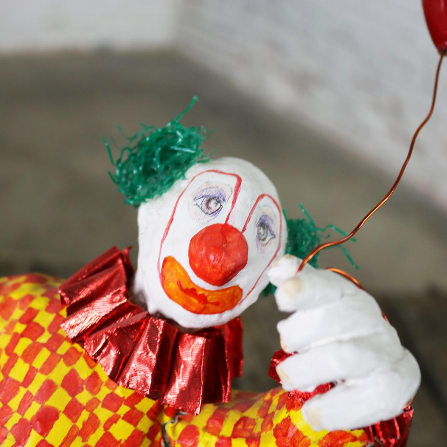 Fun Bright Mixed-Media Folk Art Clown Skulptur mit Ballon Papier Maché 4