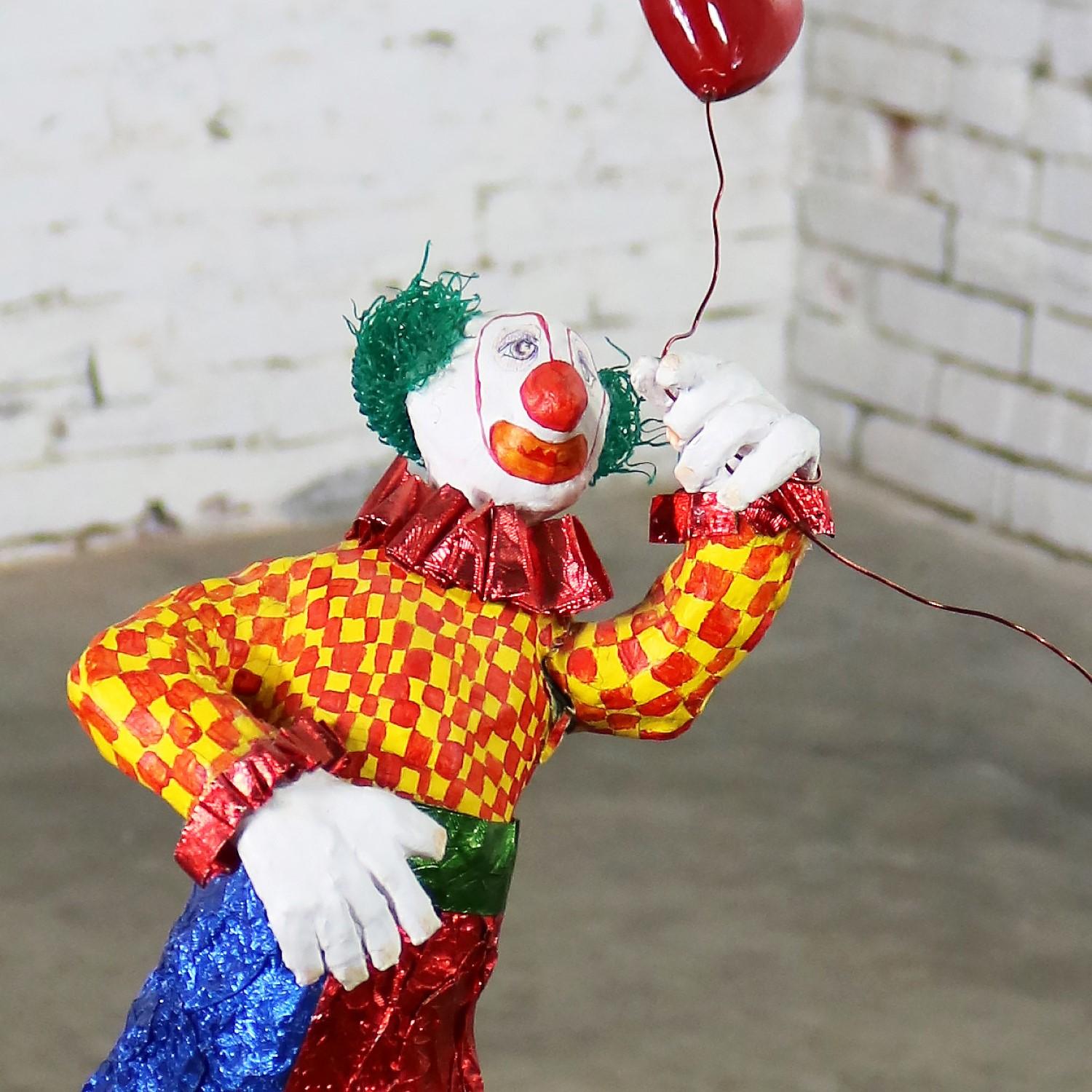 Fun Bright Mixed-Media Folk Art Clown Skulptur mit Ballon Papier Maché (Volkskunst)