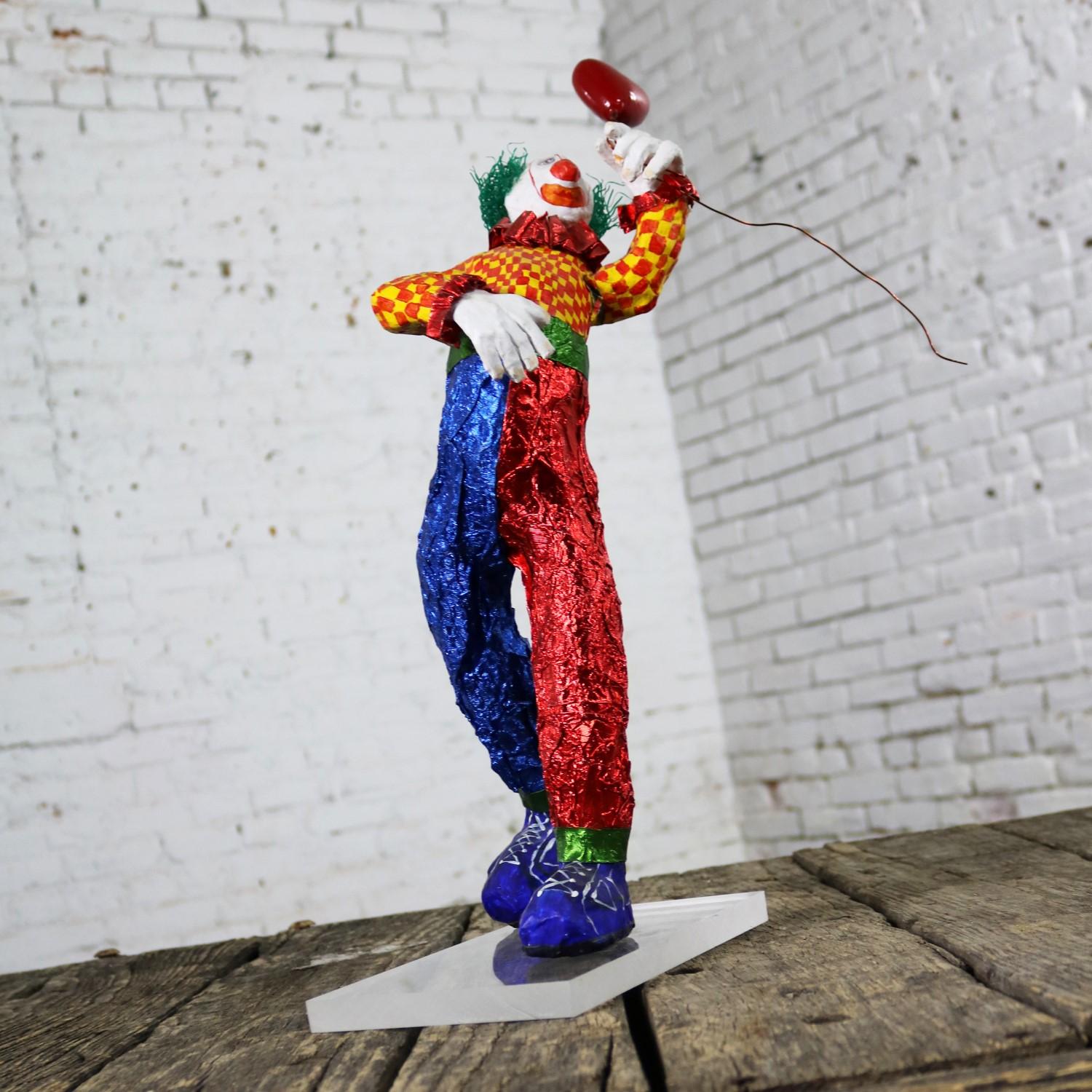 Fun Bright Mixed-Media Folk Art Clown Skulptur mit Ballon Papier Maché im Zustand „Gut“ in Topeka, KS