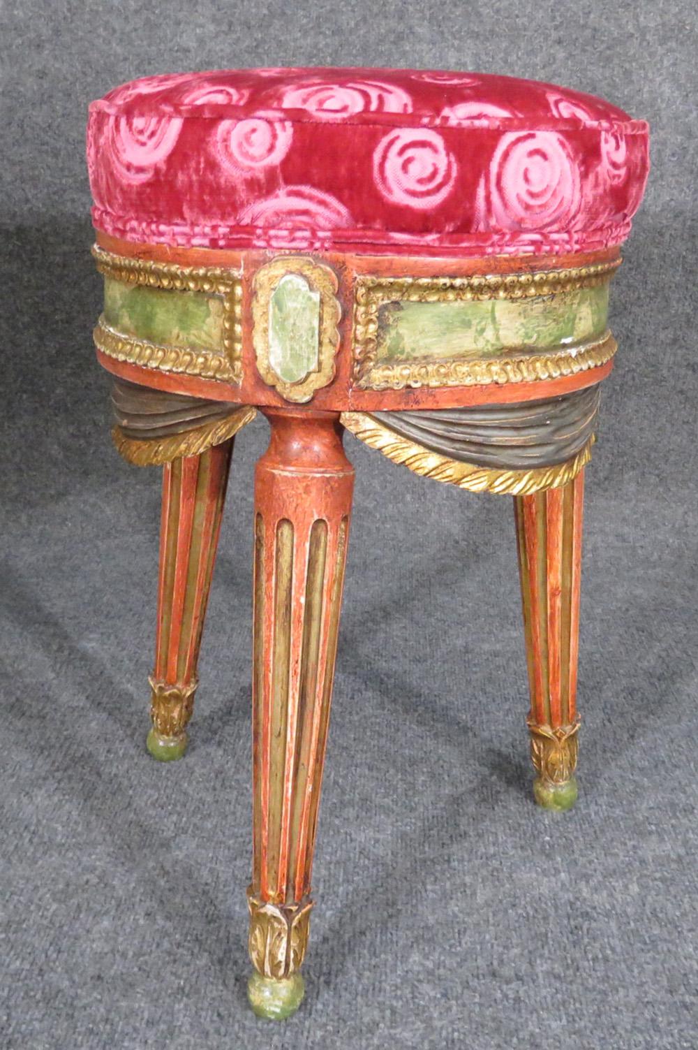 Fun Carved Drapery Swag French Painted Poof Stool Ladies Vanity Stool circa 1950 In Good Condition In Swedesboro, NJ