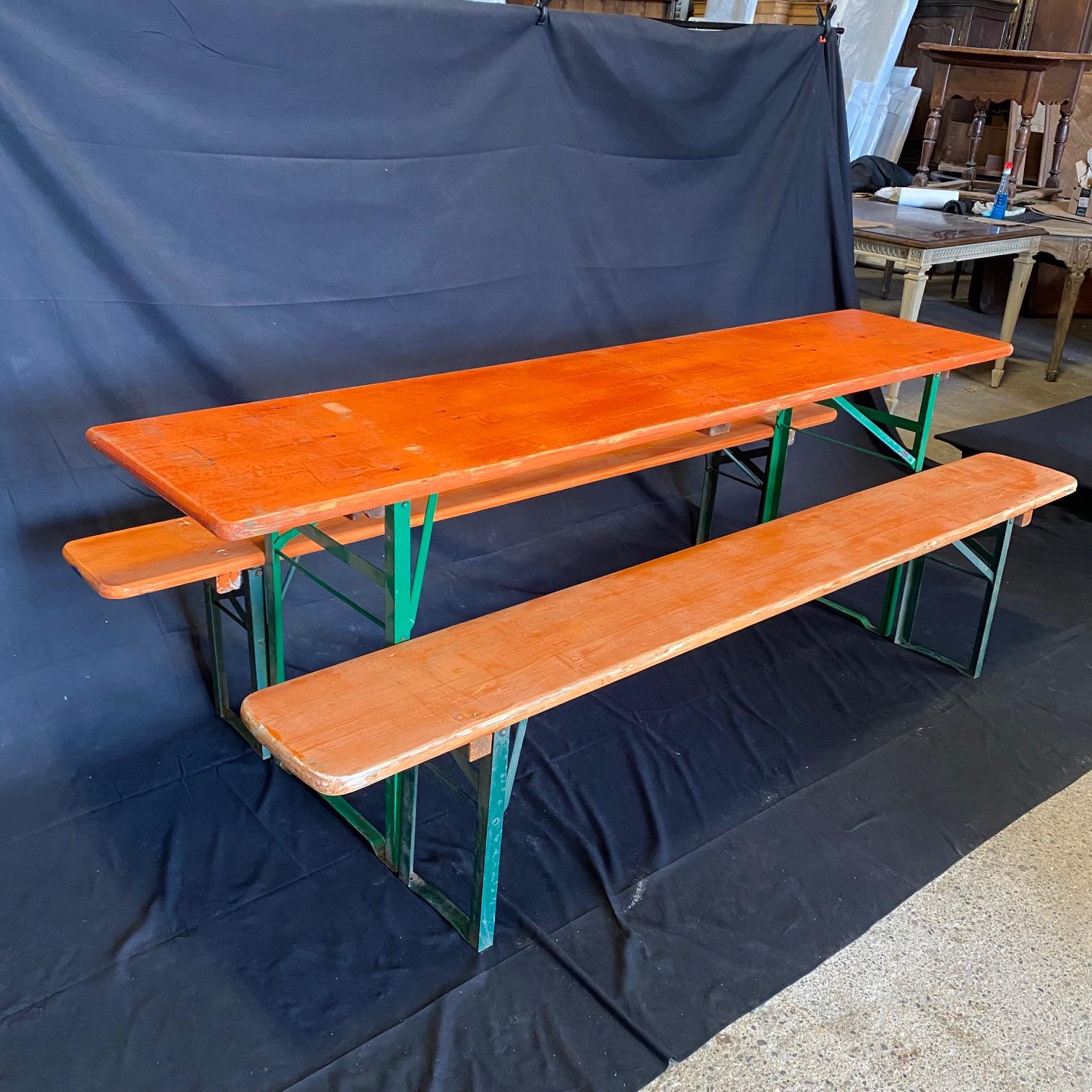 Vintage klappbare deutsche Biergarten Tisch und Bank Set, bestehend aus einem Klapptisch und zwei Klappbänke mit Originalfarbe. Große Größe und Farbe, sehr robust, zeigen Anzeichen von Gebrauch und Verschleiß, Patina. Strukturell solide, Mechanik