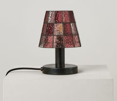 Lampada da tavolo Fun Guy in vetro colorato con base in alluminio annerito di Frangere Studio A