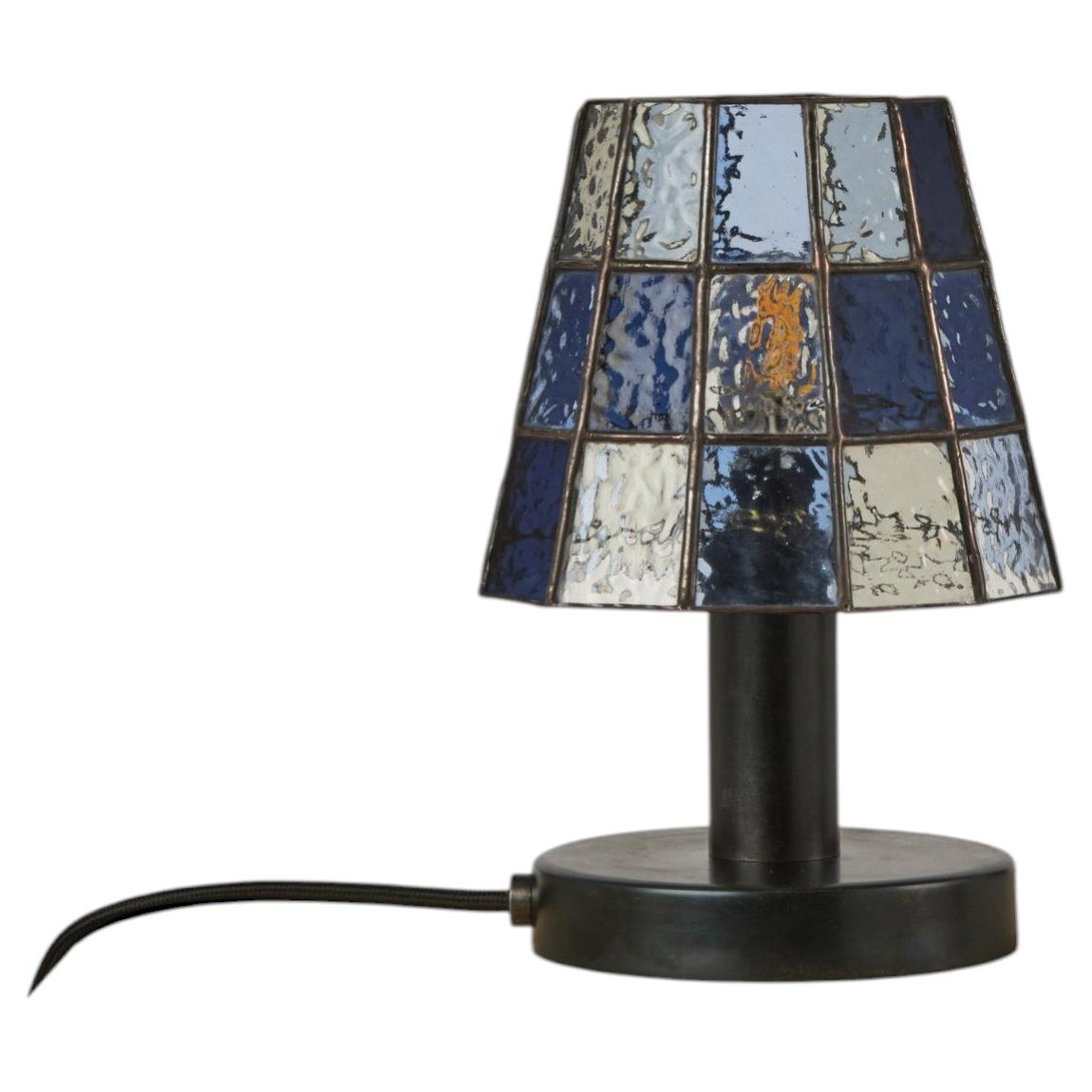 Lampe de table Fun Guy en verre stained glass avec base en laiton noirci par Frangere Studio en vente