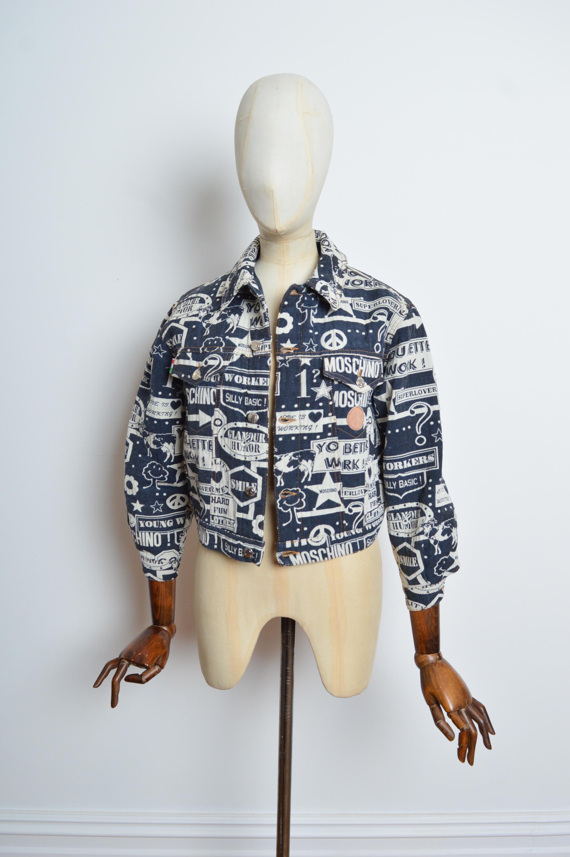 Divertente Moschino, giacca in denim anni '90 con motivo di arazzo intrecciato - Navy in vendita 11