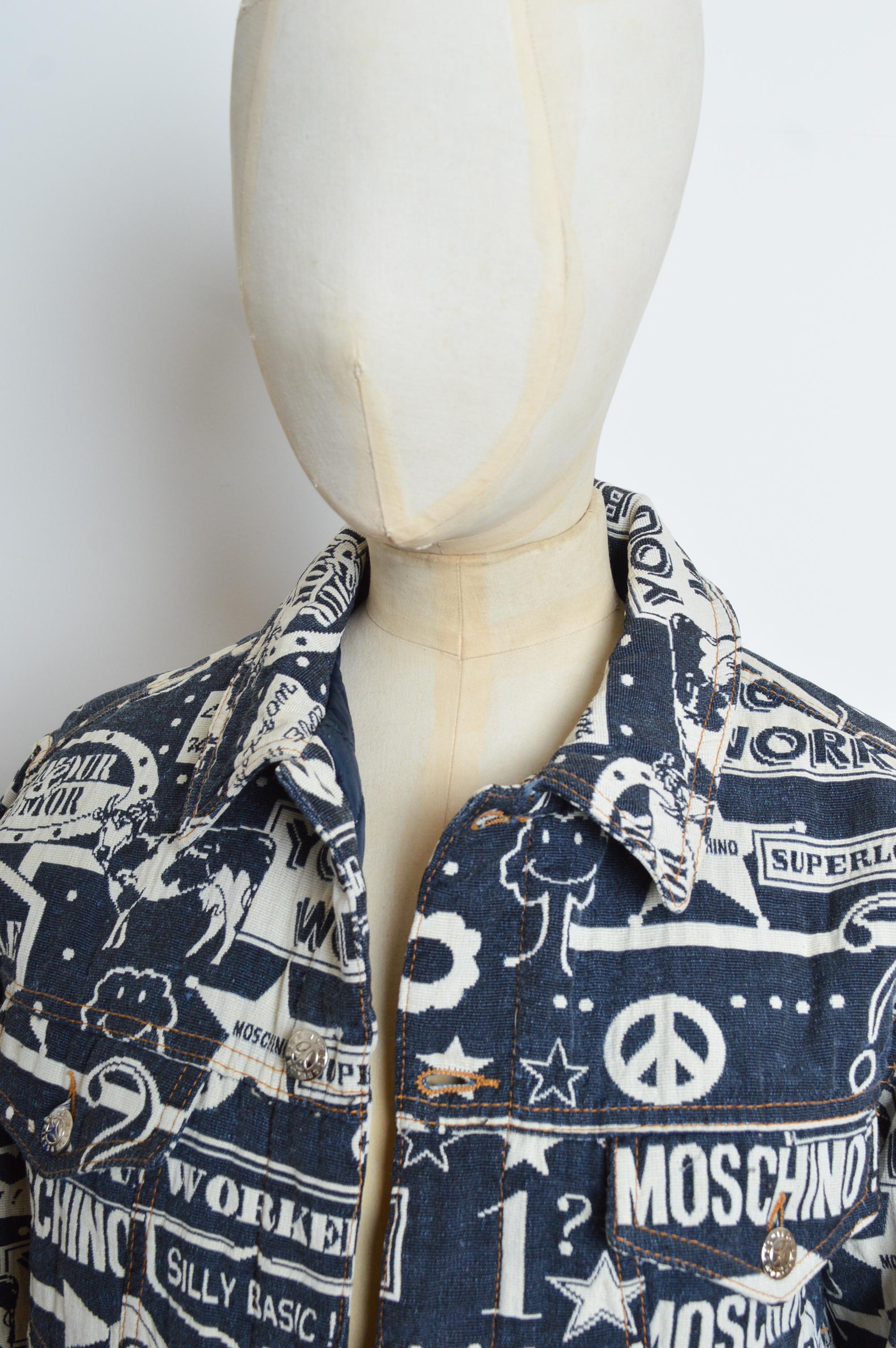 Grigio Divertente Moschino, giacca in denim anni '90 con motivo di arazzo intrecciato - Navy in vendita