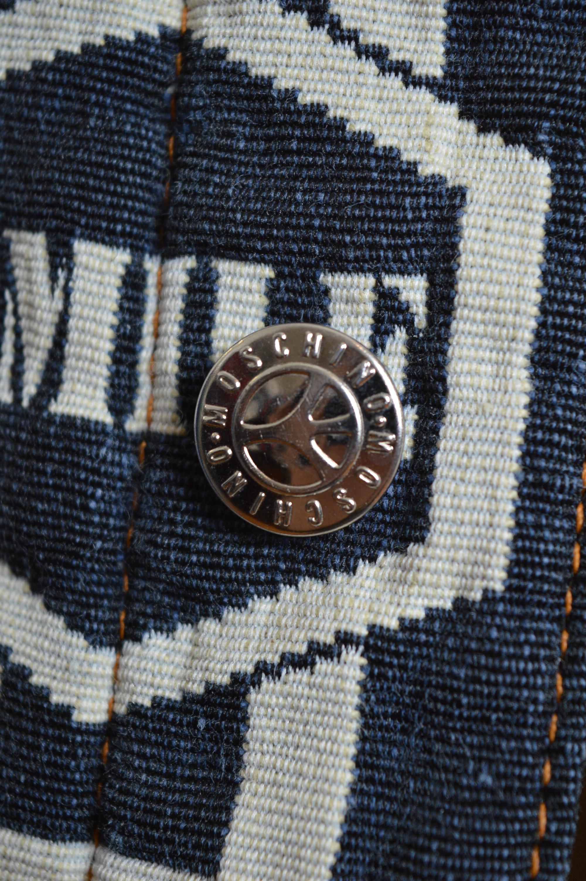 da uomo o donna Divertente Moschino, giacca in denim anni '90 con motivo di arazzo intrecciato - Navy in vendita