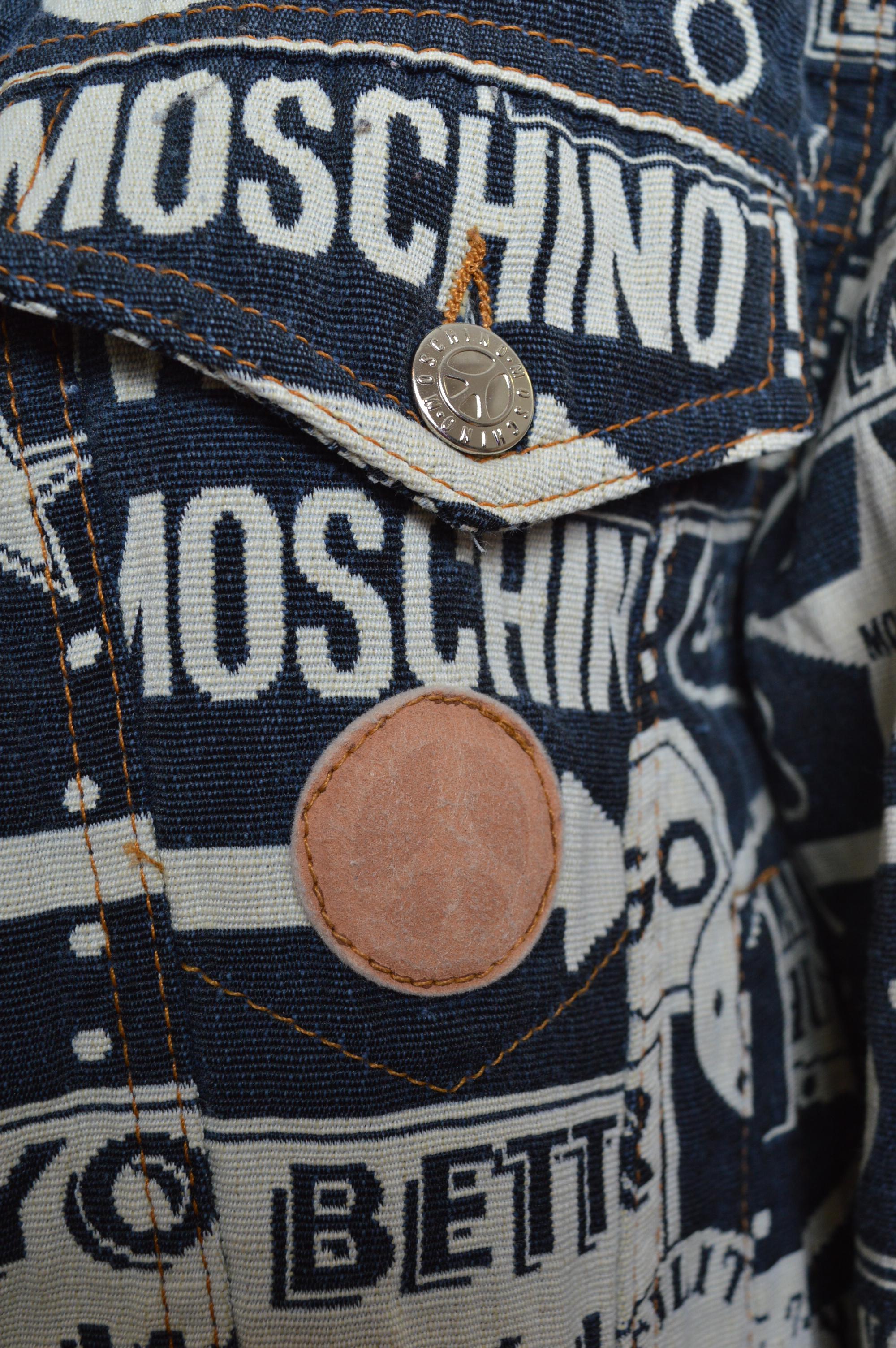 Divertente Moschino, giacca in denim anni '90 con motivo di arazzo intrecciato - Navy in vendita 1