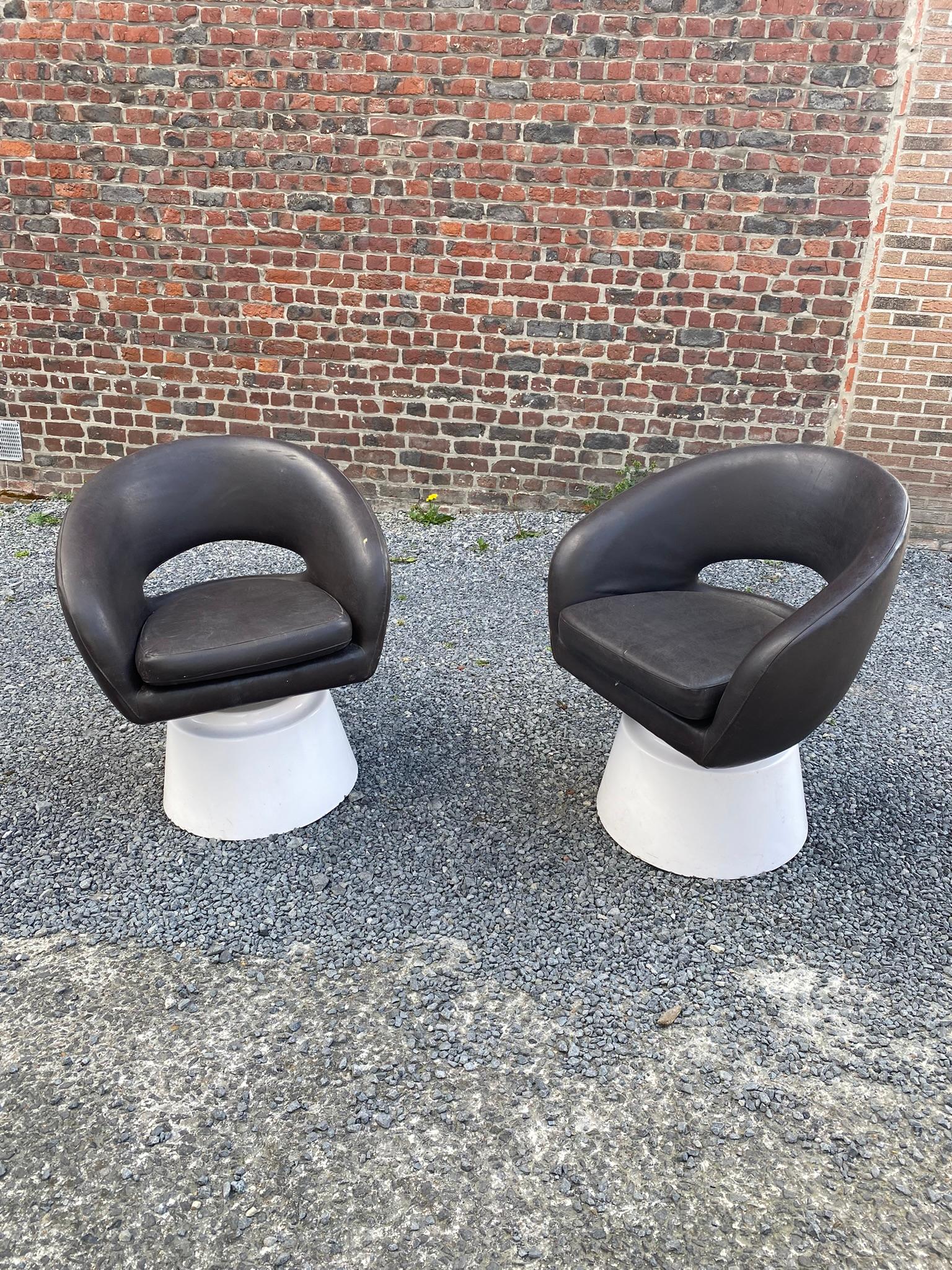 Fun vintage swivel armchairs circa 1960 in fiberglass and faux leather;
maybe prototypes.
