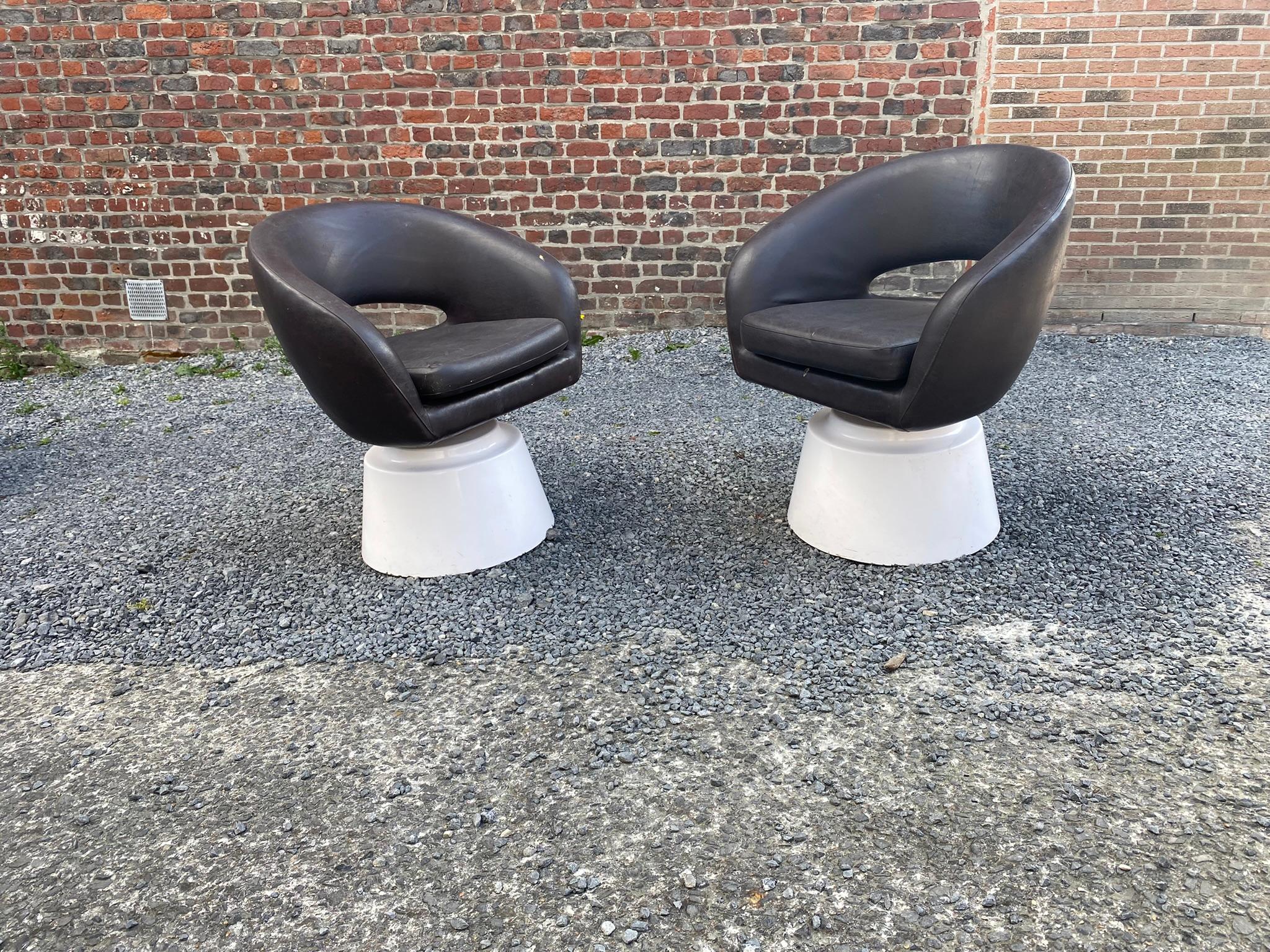 Mid-Century Modern Fun Vintage Swivel Armchairs circa 1960 in Fiberglass and Faux Leather For Sale