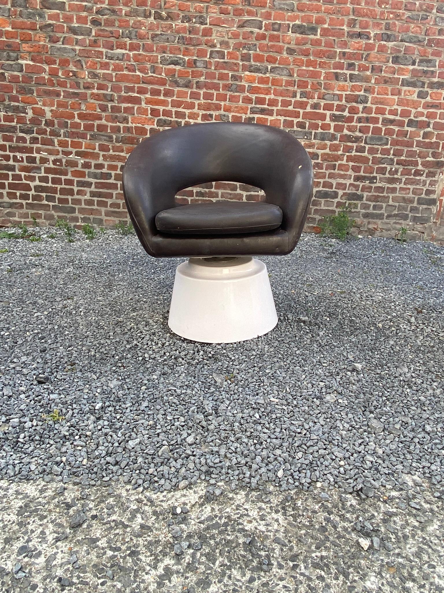 Fun Vintage Swivel Armchairs circa 1960 in Fiberglass and Faux Leather For Sale 3