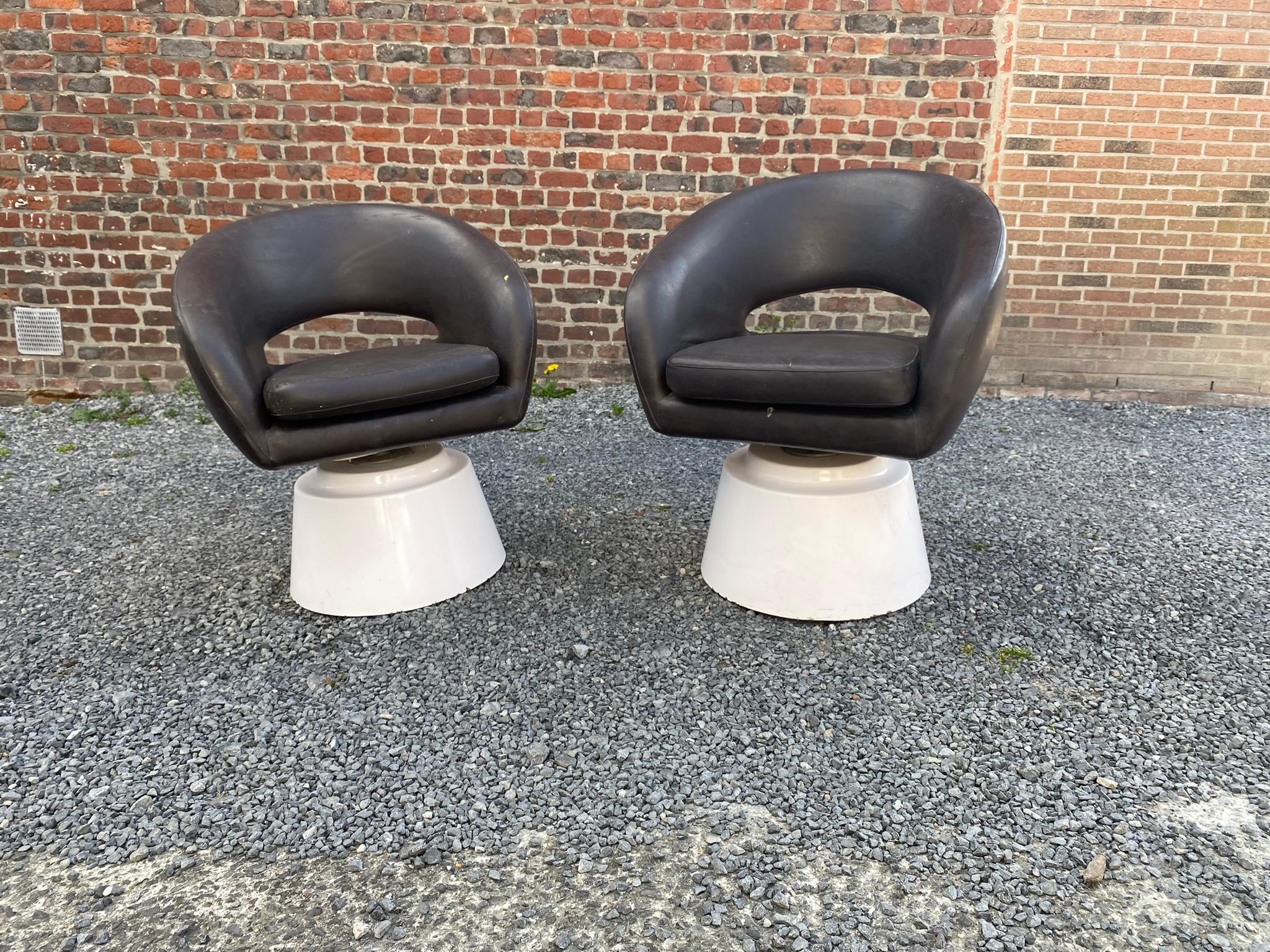 Fun Vintage Swivel Armchairs circa 1960 in Fiberglass and Faux Leather For Sale 4