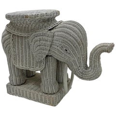 Fun Vintage Wicker and Rattan Elephant End Table (Table d'appoint éléphant en osier et rotin)