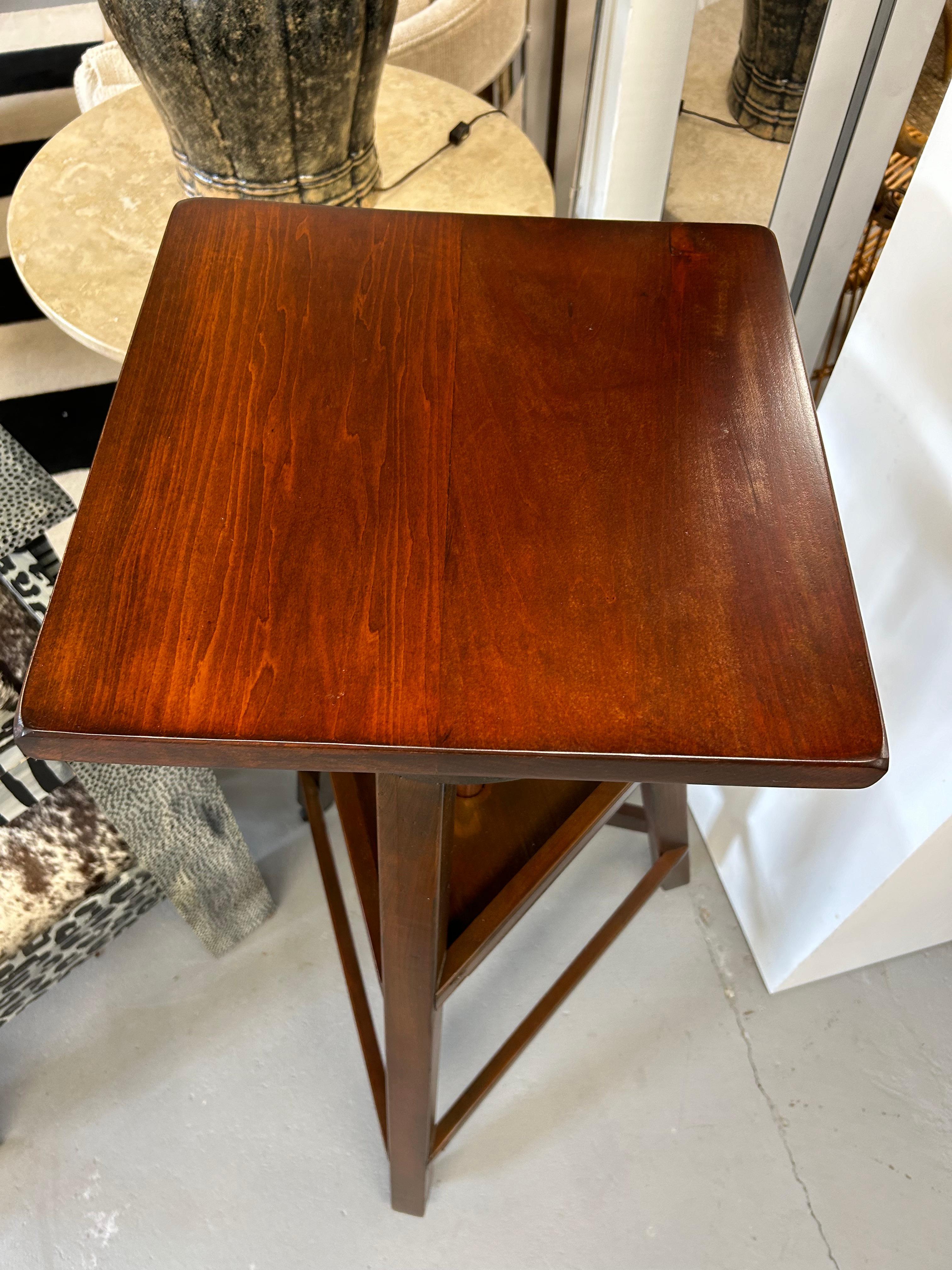 Piedistallo da scultore o piedistallo in legno tinto scuro, rotante e regolabile, di ottima fattura e funzionale, con piano rotante quadrato, 3 gambe e ripiano triangolare inferiore.  Si estende fino a 50,75
Il piano quadrato misura 15,5 x 15,5