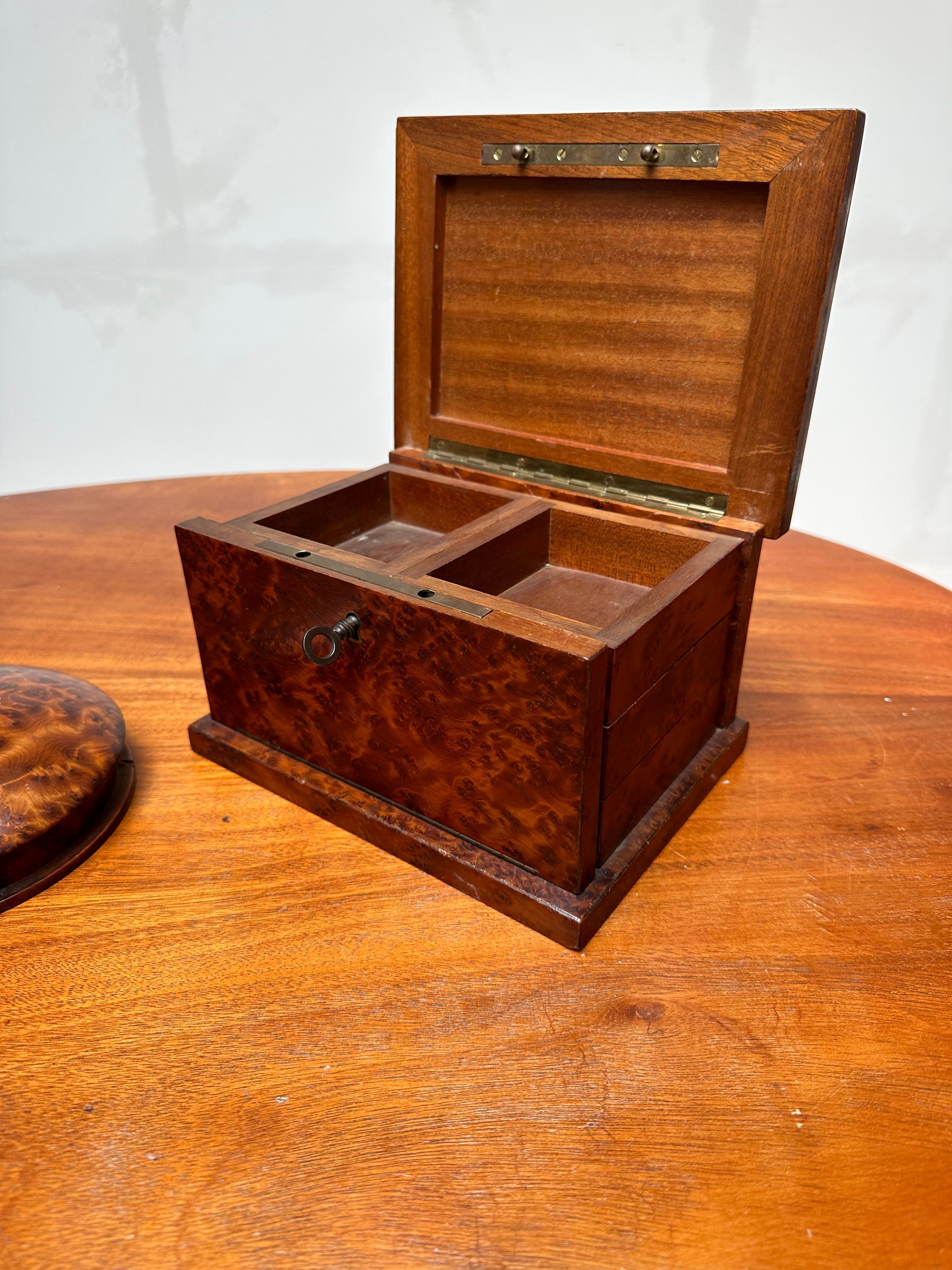 Functional and Stylish Burl / Burr Wood Foldable Jewelry Casket with Round Box In Good Condition In Lisse, NL