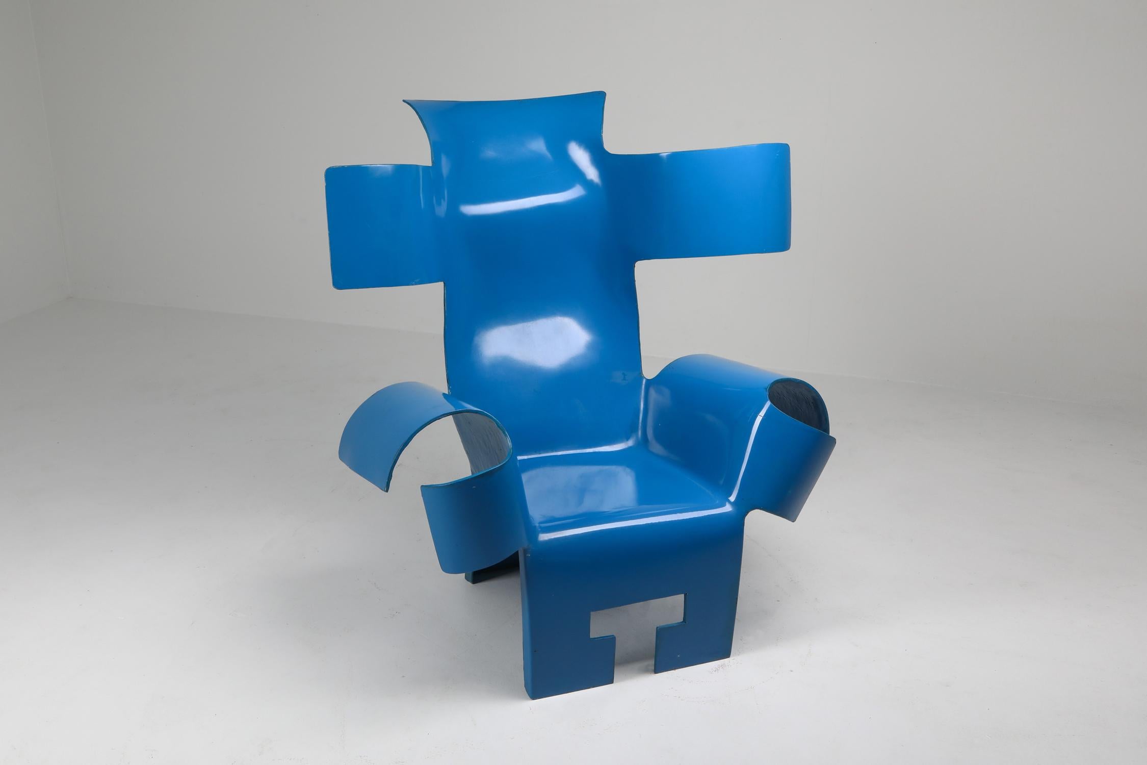 Collectible design, functional art piece, Italy 1980s

free from sculpture throne chair in blue resin and fiberglass 

attributed to Gaetano Pesce.