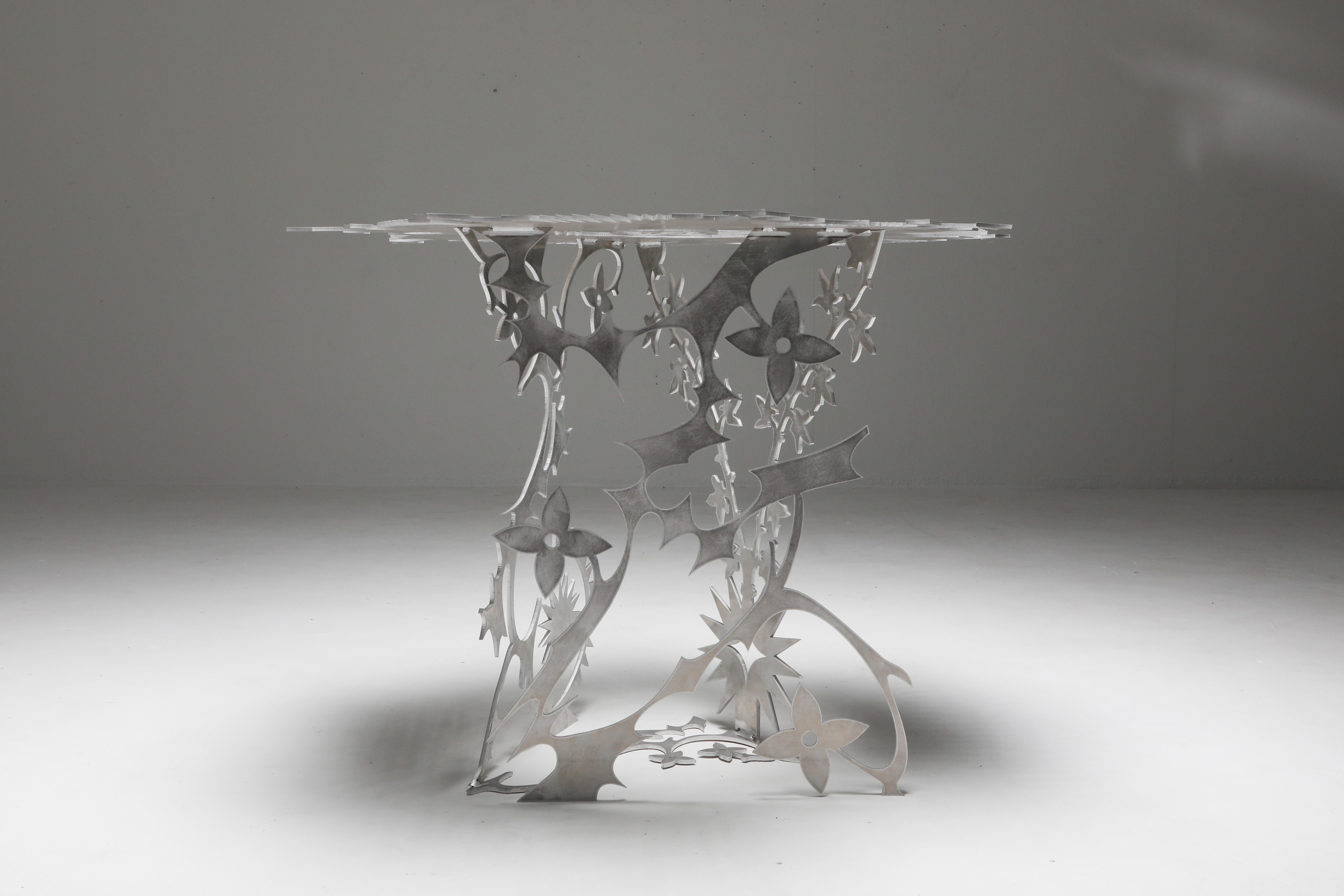 tisch 'Ornamentum 2' aus 6 mm starkem, gelasertem Aluminium. Entworfen als Teil eines Gemeinschaftsprojekts zwischen dem Raumgestalter Orson Van Beek und dem Modedesigner Quinten Mestdagh, bestehend aus drei einzigartigen funktionalen