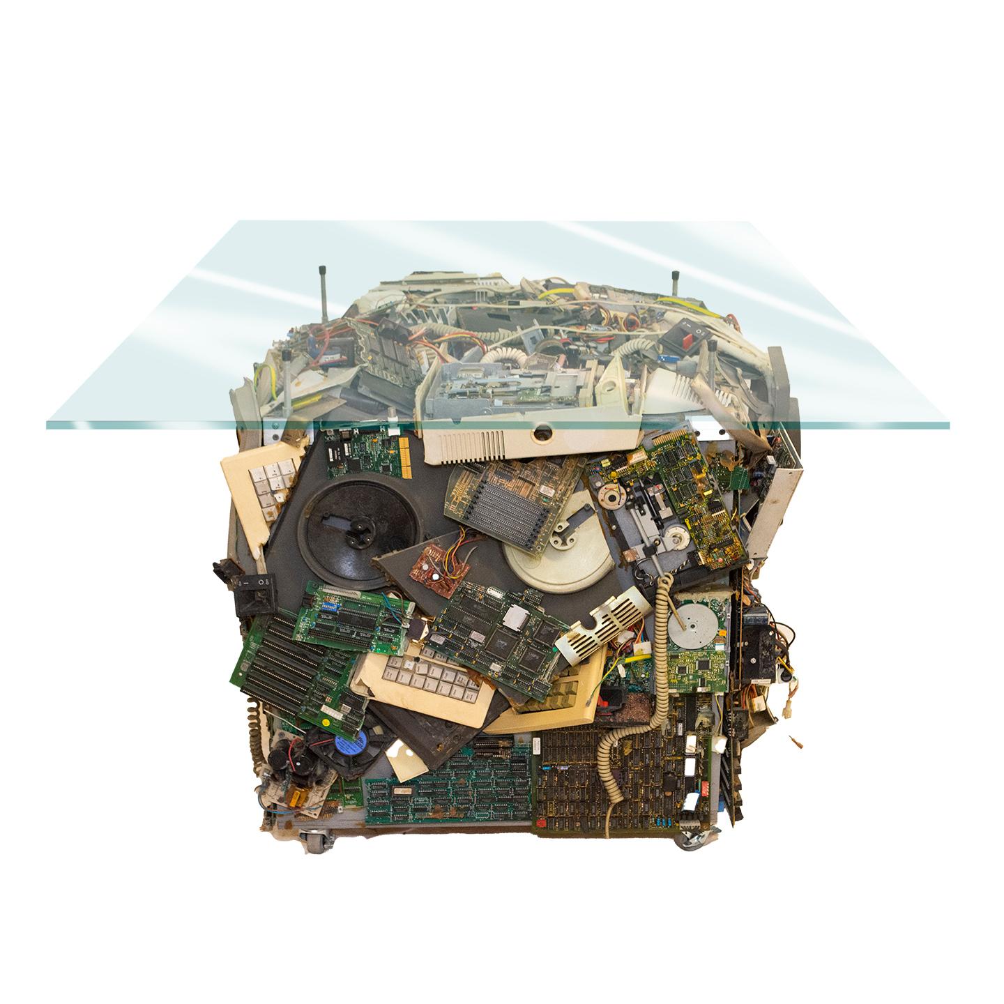 Table d'art fonctionnelle par Mark Yurkiw, artiste américain contemporain Yurkiw a été chargé de créer ce collage d'ordinateurs en 3D pour IBM. Fabriqué à partir de pièces d'ordinateur usagées. Le plateau en verre mesure (P) 76,2 x (L) 152,4 x (H)