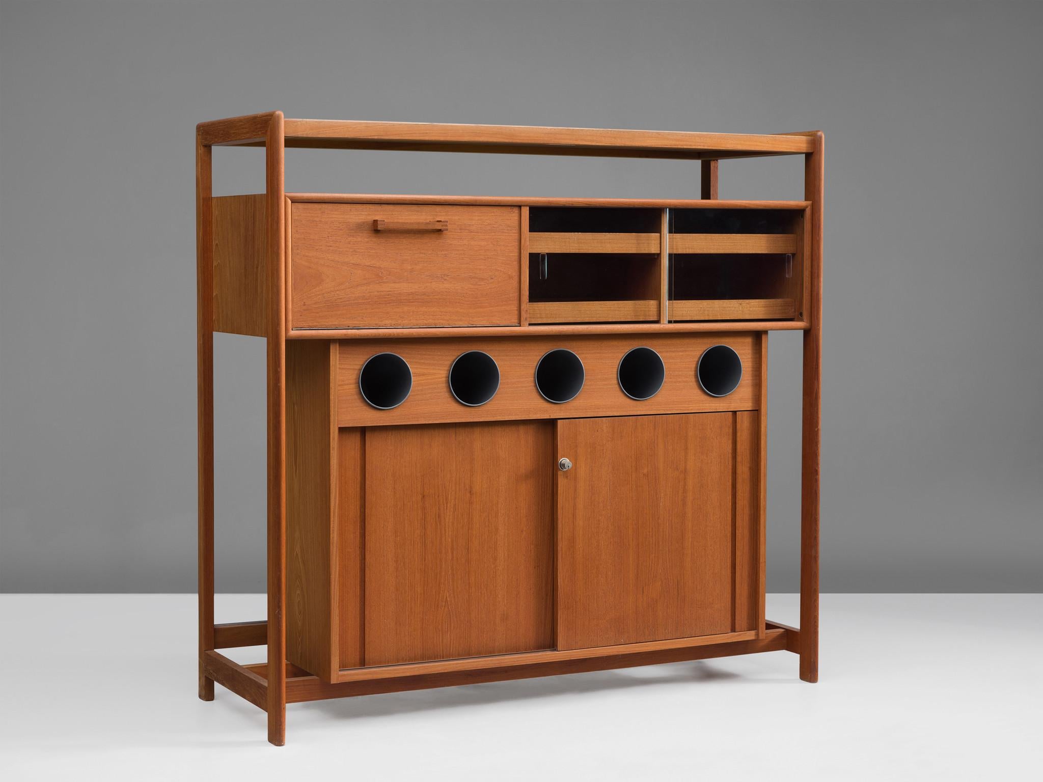 Erich Buch for Dyrlund, dry bar, teak, wood, glass, Denmark, 1960s

Very functional Danish dry bar in teak. This dry bar is well-constructed and features clever storage facilities. The design is stable, geometric and functional. The several storage
