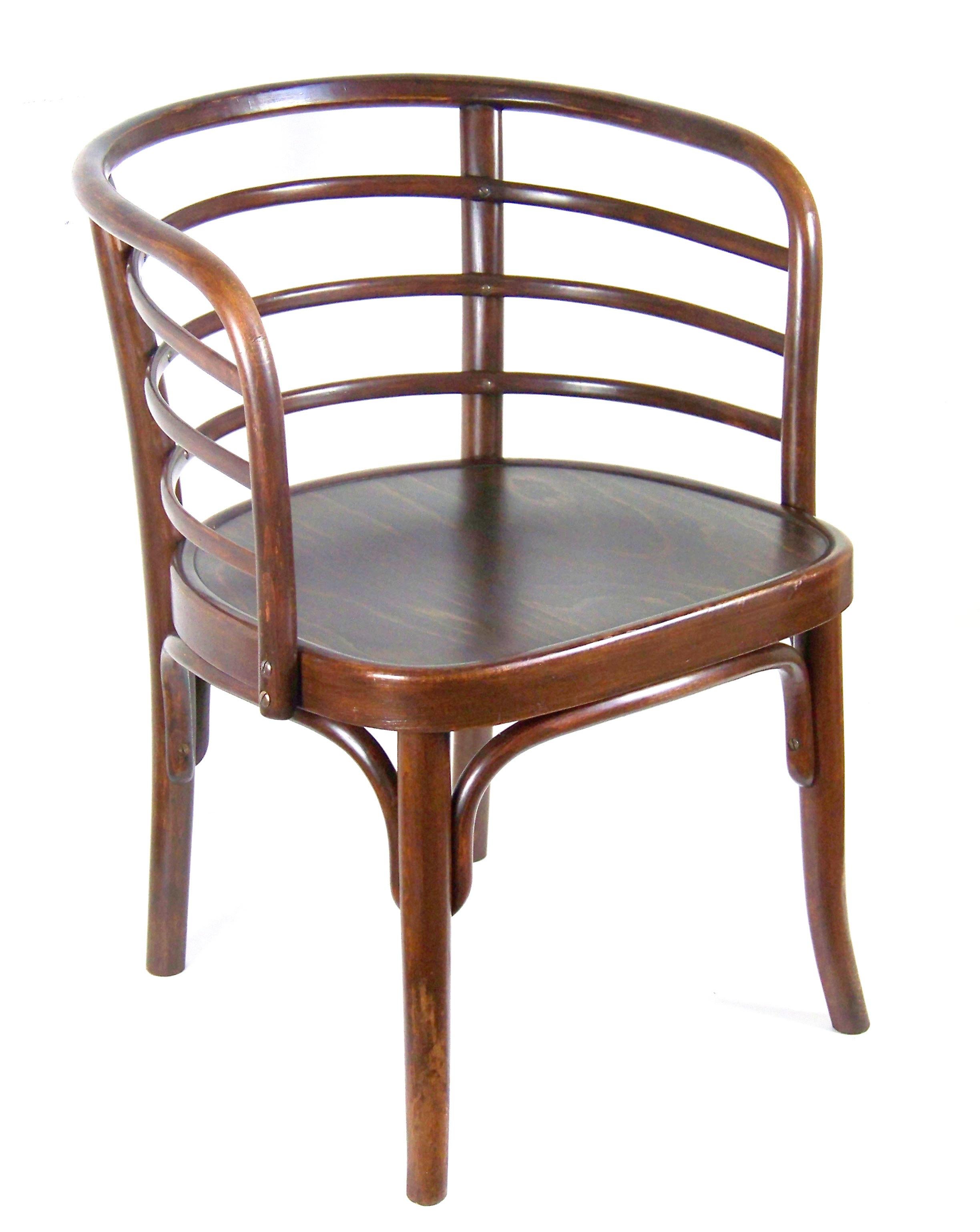 Very good state with a pleasant patine of age, perfectly cleaned and re-polished with shellac polish, plywood seat is new.