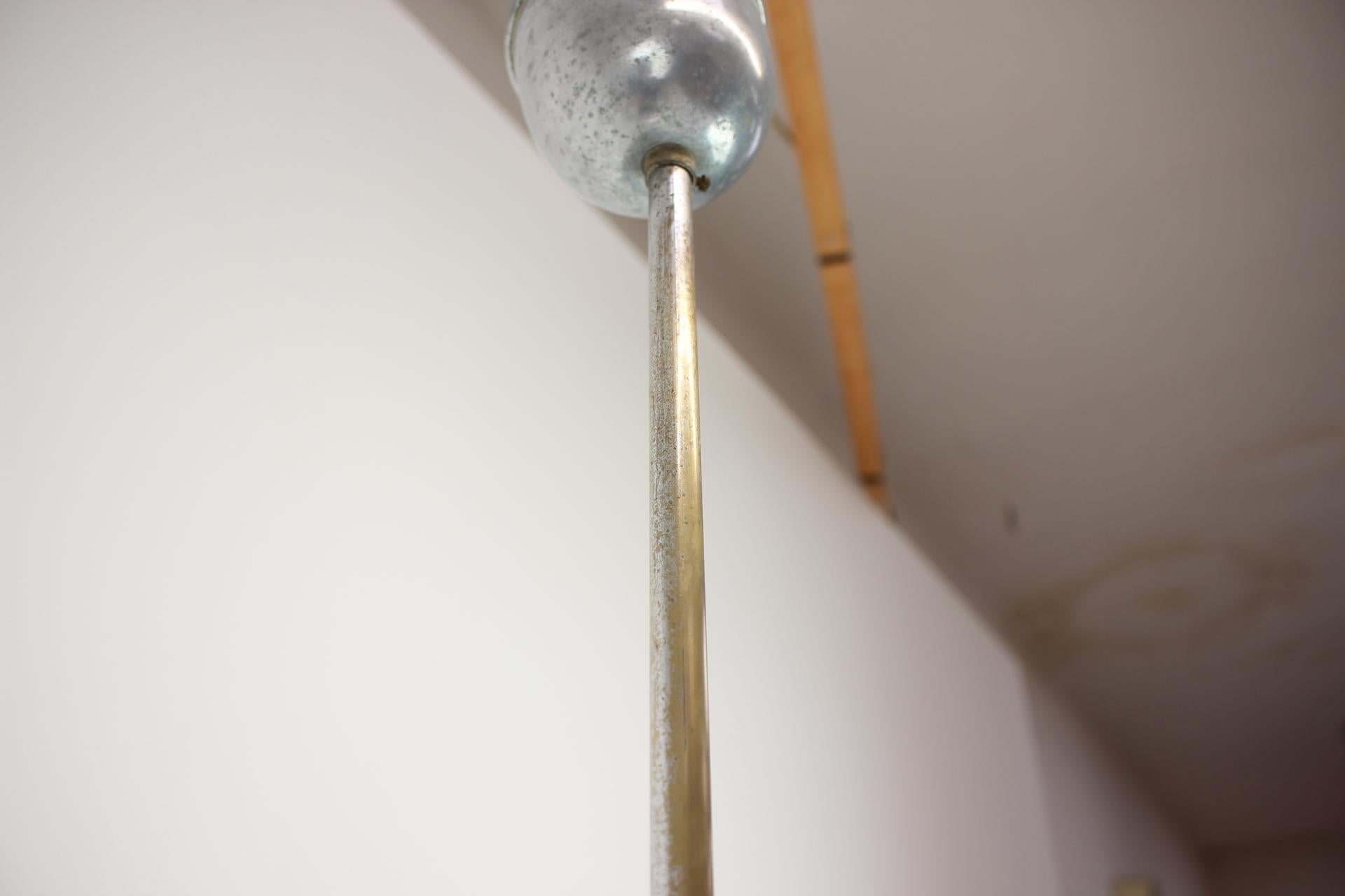 Fully functional art-deco chandelier from the 1930's, made in Czechoslovakia.
Cleaned, repolished.
Glass in perfect condition, chrome shows not so minor signs of use (bad patina and aging).



