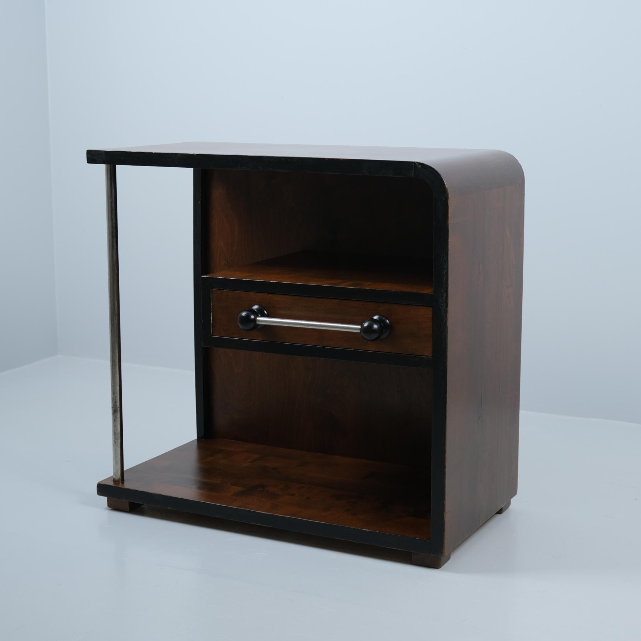 Ein schöner finnischer Art-Déco-Beistelltisch aus dunkel gebeizter Birke und Stahlrohr aus den 1930er Jahren. Der Tisch ist erstaunlich leicht und lässt sich leicht bewegen. Er verfügt über ein mittleres Fach mit einer Schublade sowie über eine