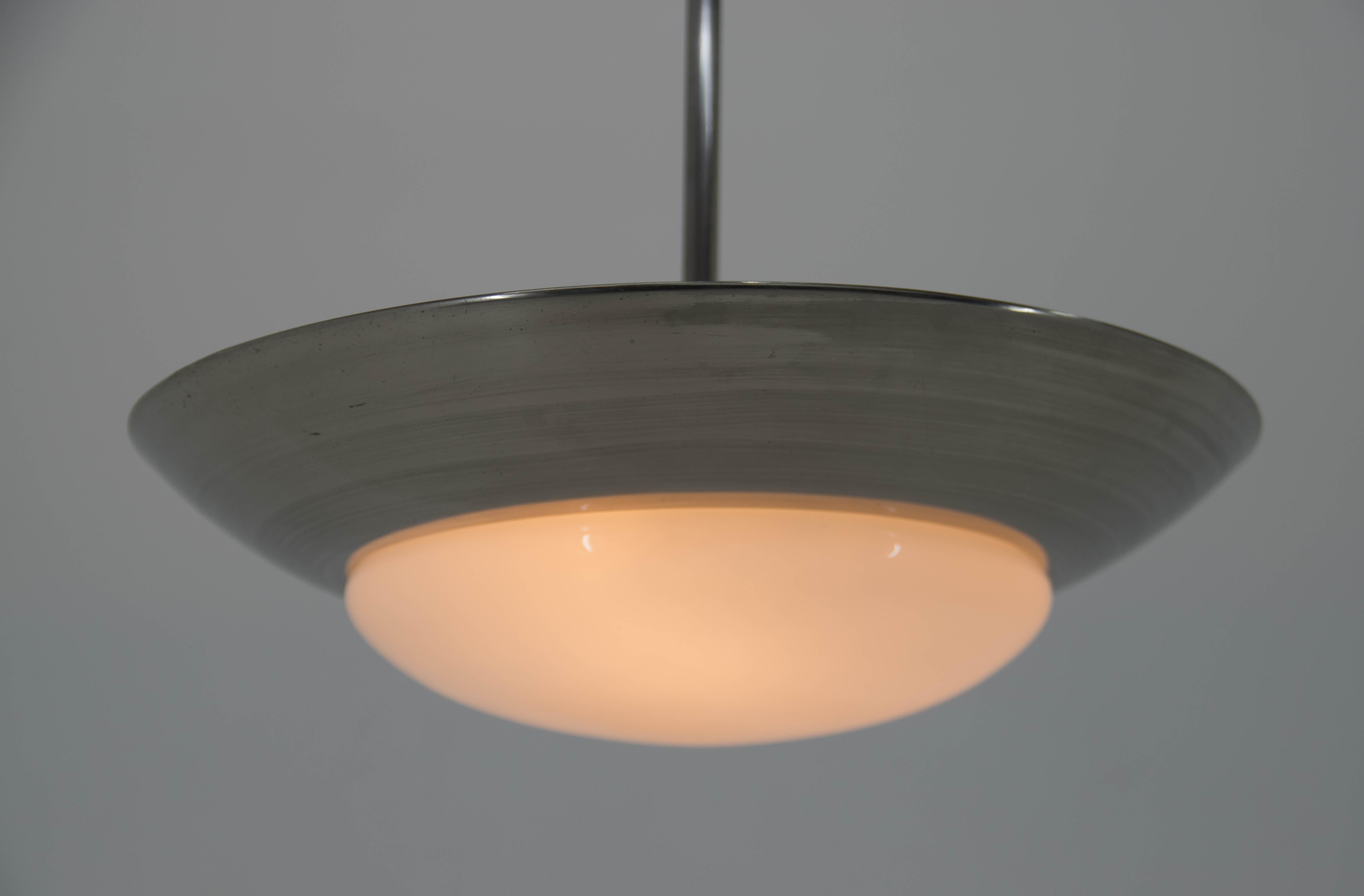 Early UFO chandelier by Franta Anyz for IAS.
Rewired, polished
3x60W, E27 or E26 brass and ceramic sockets.
Central rod can be shortened on request.
US wiring compatible