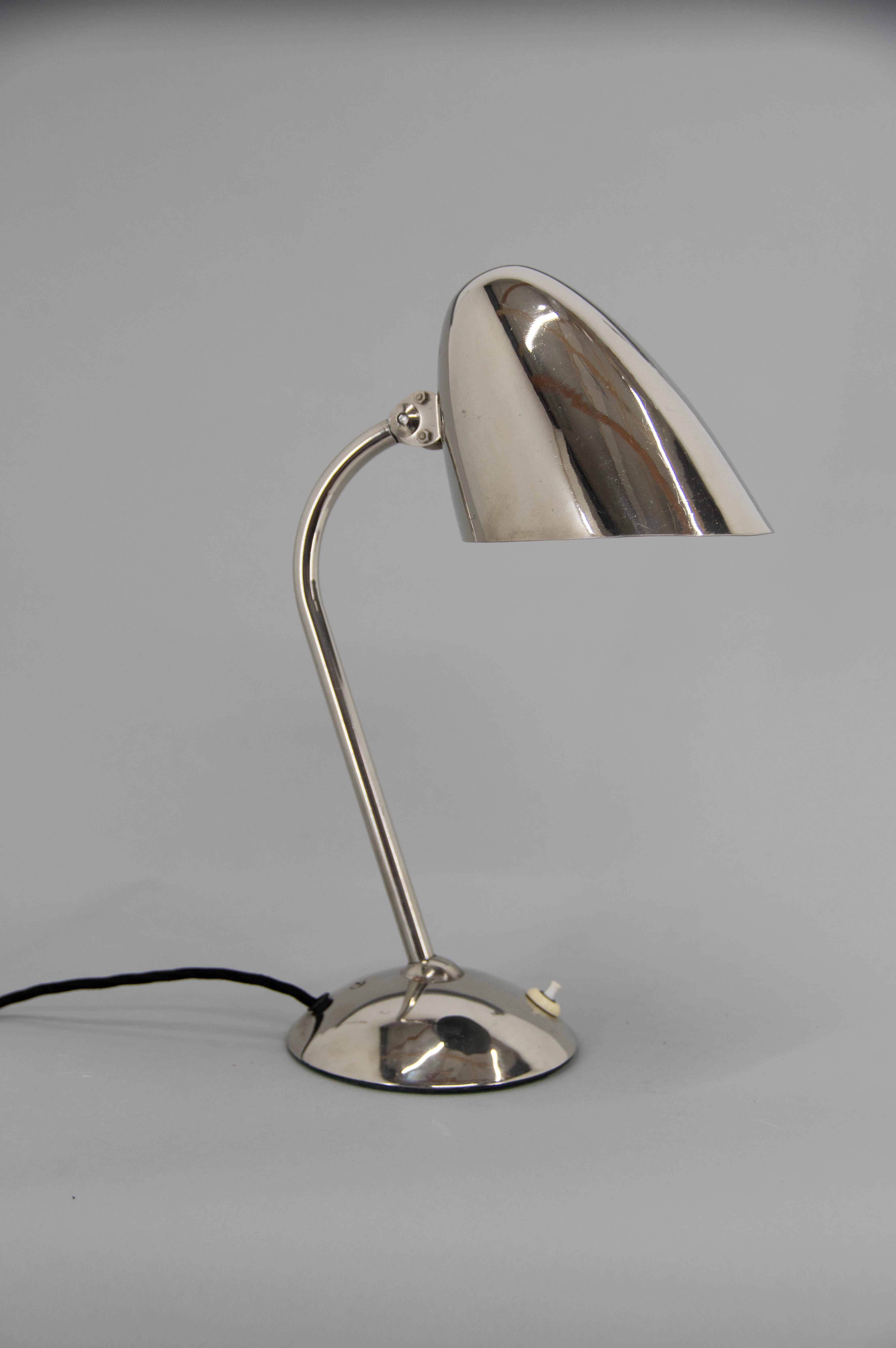 Ikonische Tischleuchte von Franta Anyz. Sehr gut erhaltene vernickelte Version.
Diese Lampe ist berühmt für ihre patentierten Anyz-Gelenke, die den Schirm so flexibel wie möglich machen.
1x40W, E25-E27 Glühbirne
Inklusive US-Steckeradapter.