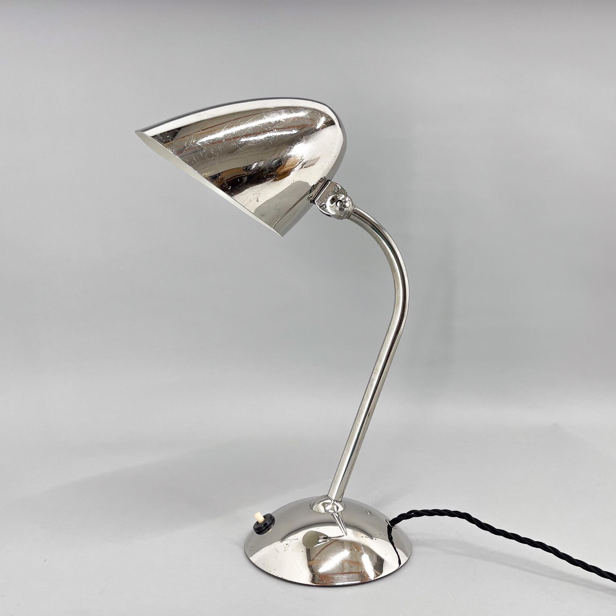 Ikonische Tischleuchte von Franta Anyz. Niickelbeschichtete Version.
Diese Lampe ist berühmt für ihre patentierten Anyz-Gelenke, die den Schirm so flexibel wie möglich machen. Gereinigt, poliert. Einige Kratzer auf der Oberfläche.
Neu