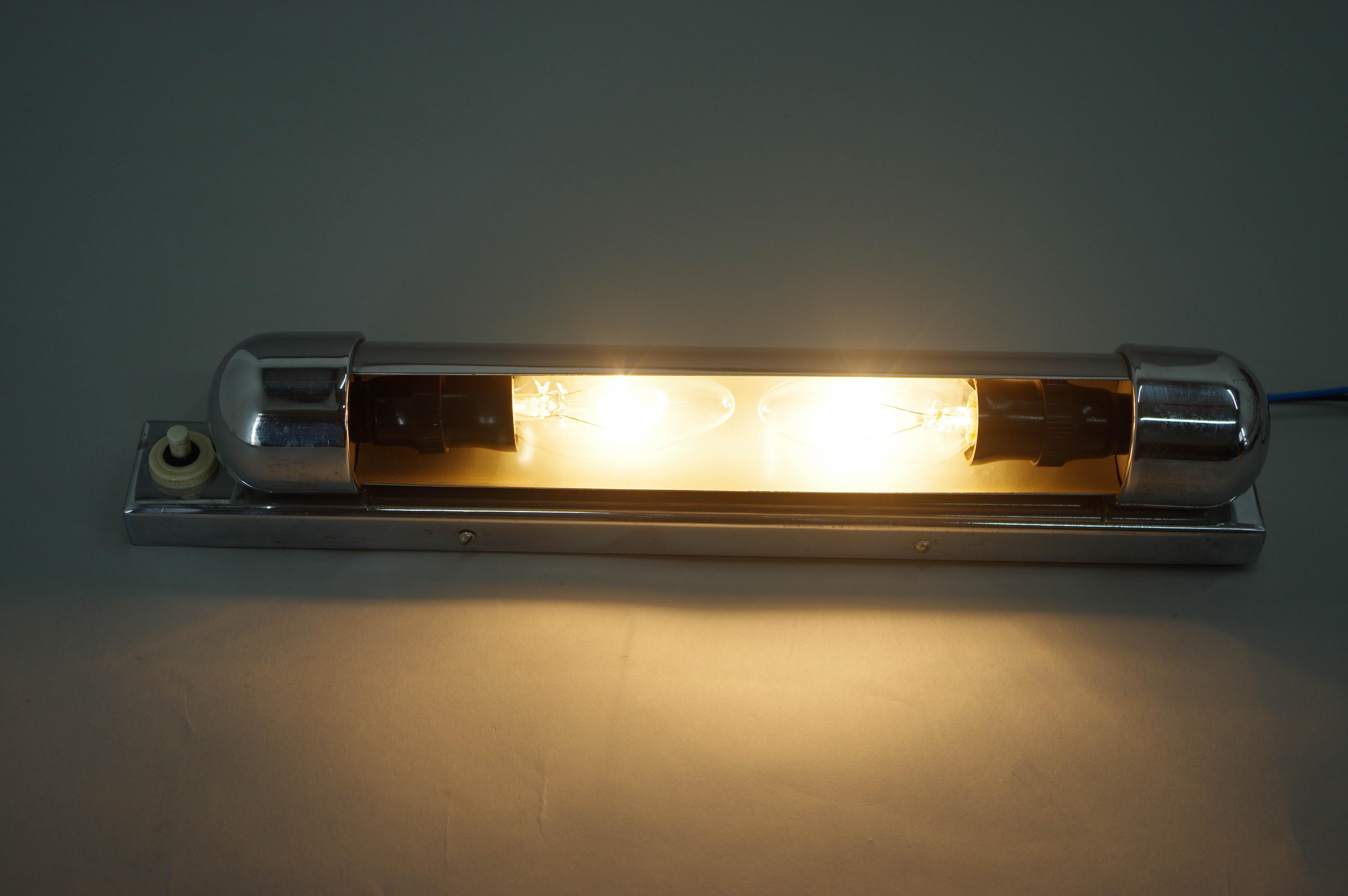 Chrome Functionalist / Bauhaus Wall Lamp with Rotating Shade, 1930s For Sale
